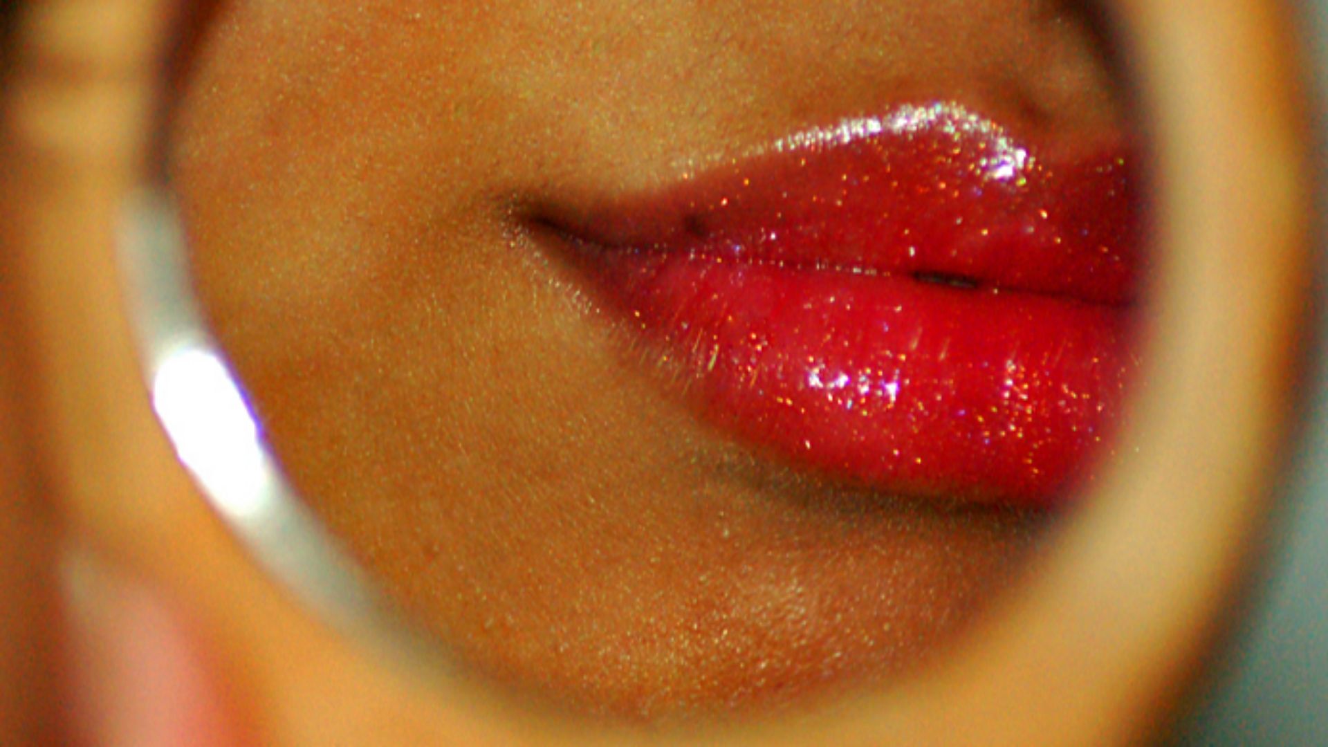 File:Sparkly lip gloss in mirror.jpg