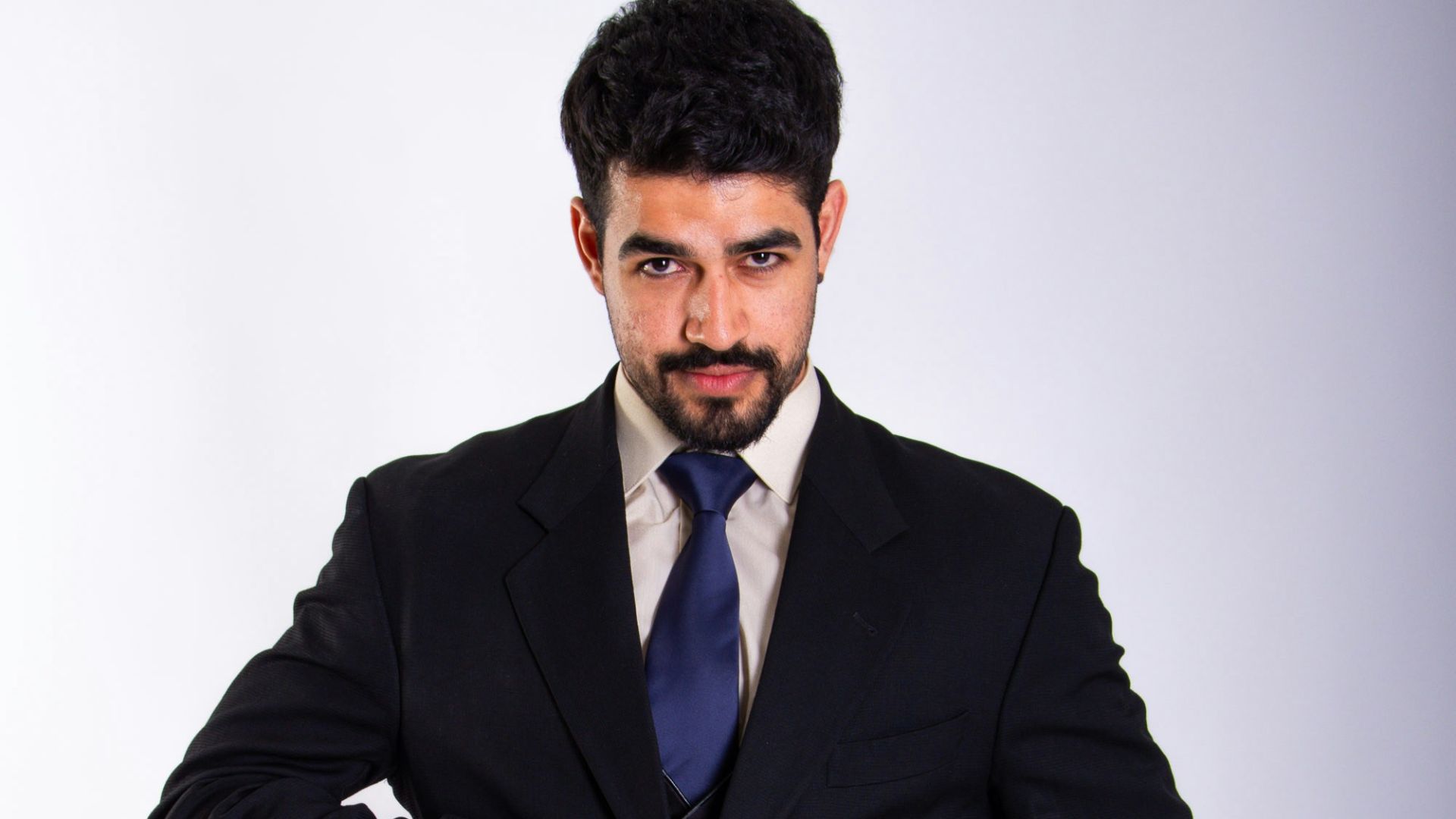 A man in a suit and tie posing for a picture