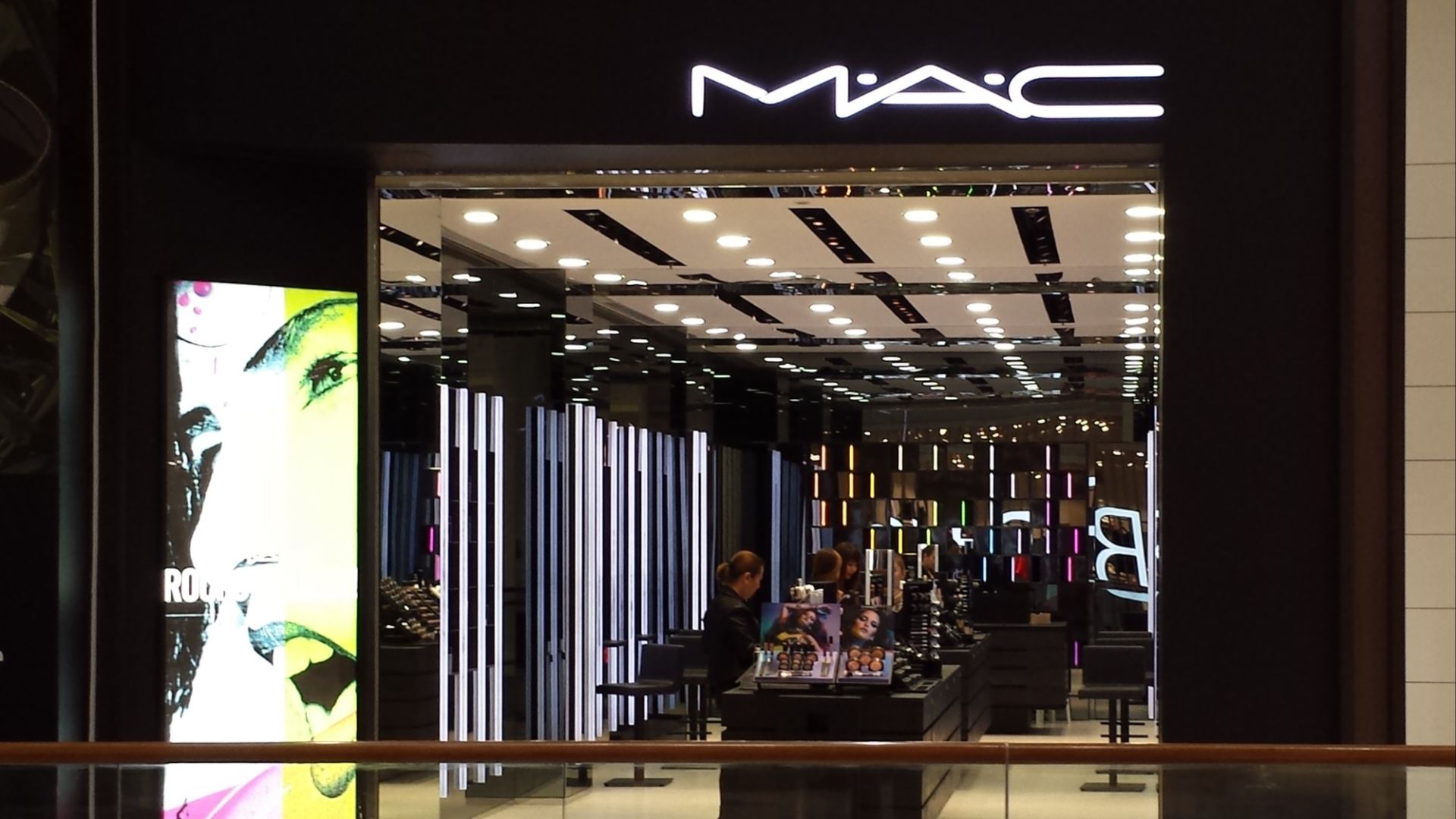 File:MAC in SM Aura, BGC.jpg