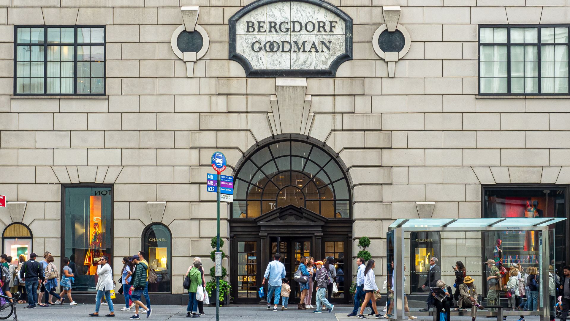File:Bergdorf Goodman Entrance (48064101137).jpg