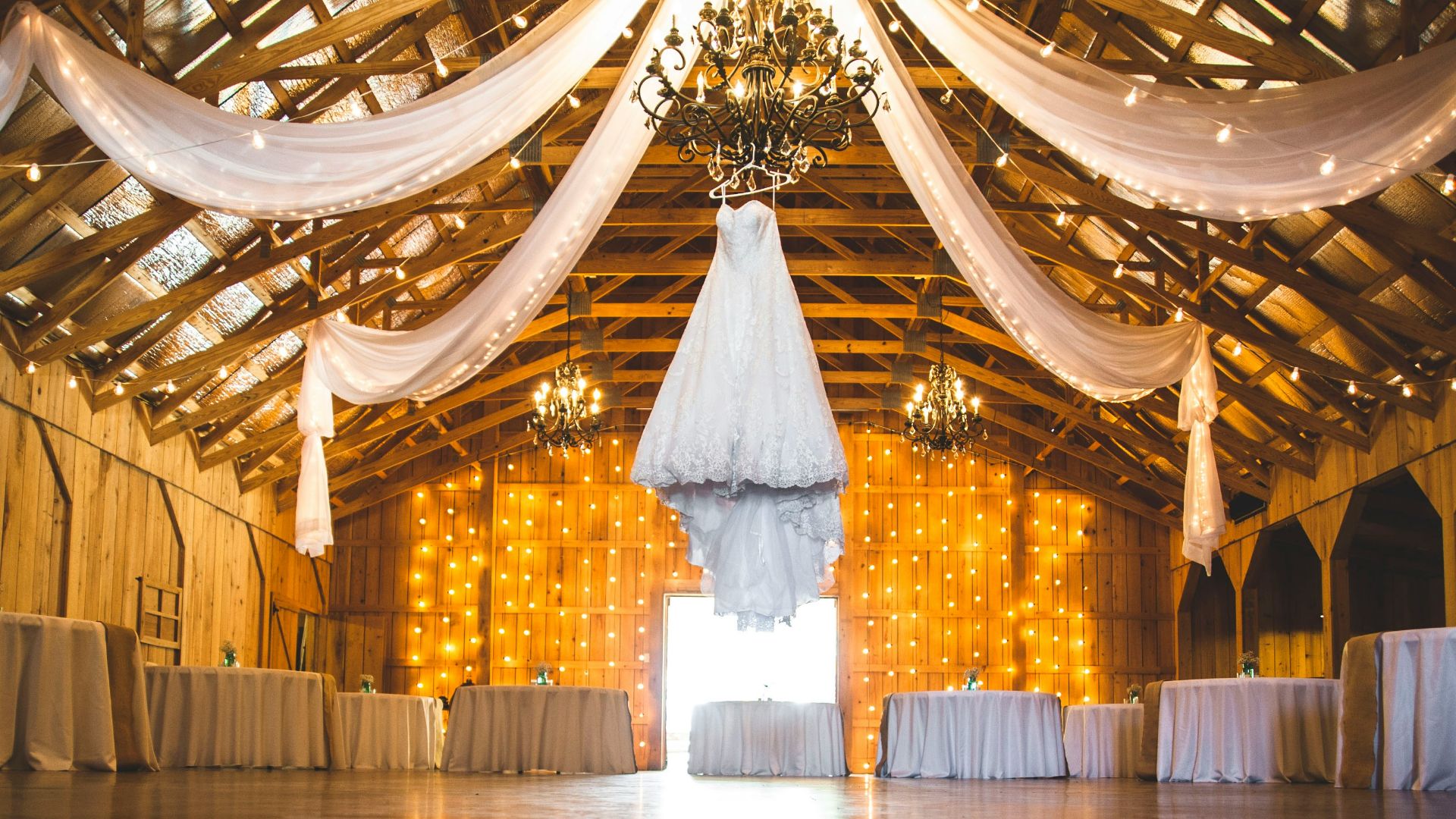 white table with white table clothes lot