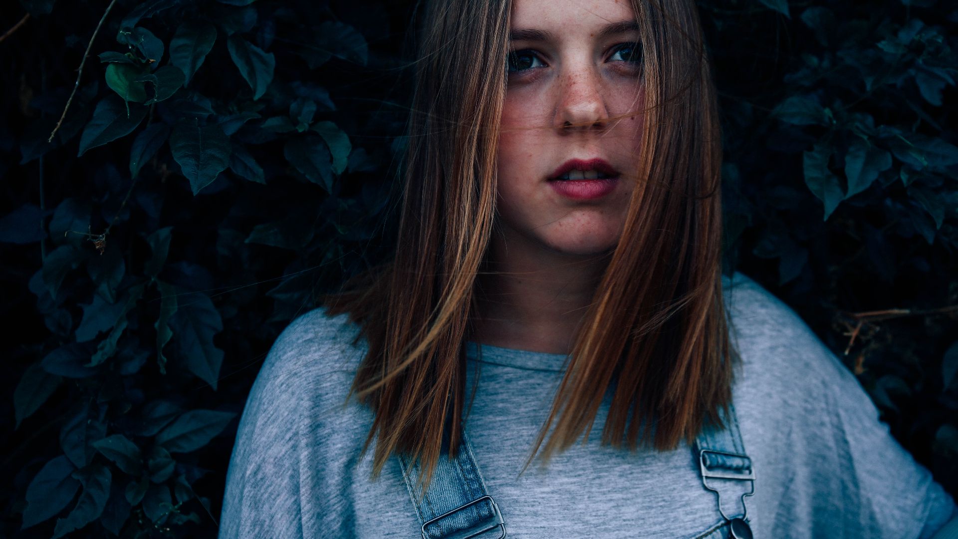 File:Woman in denim overalls (Unsplash).jpg