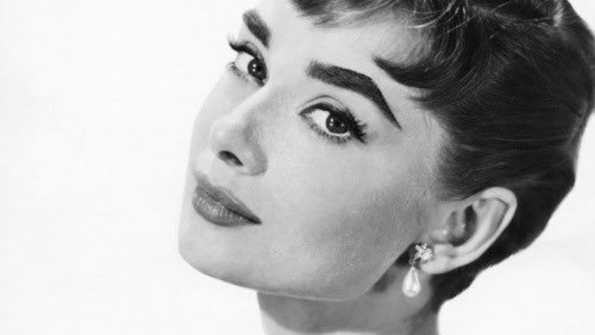 File:Audrey Hepburn 1953.jpg