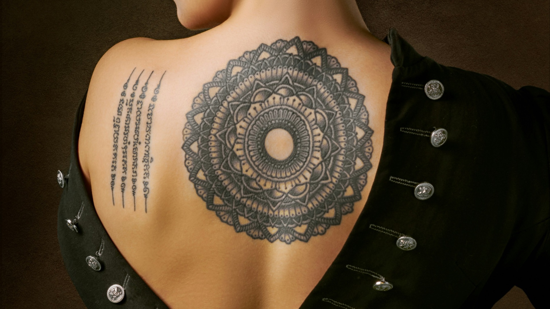 woman in black long sleeve shirt