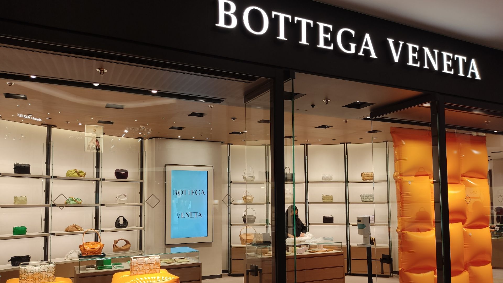 File:HK CWB 銅鑼灣 Causeway Bay 羅素街 Russell Street Times Square shop Bottega Veneta bags February 2022 Px3 01.jpg