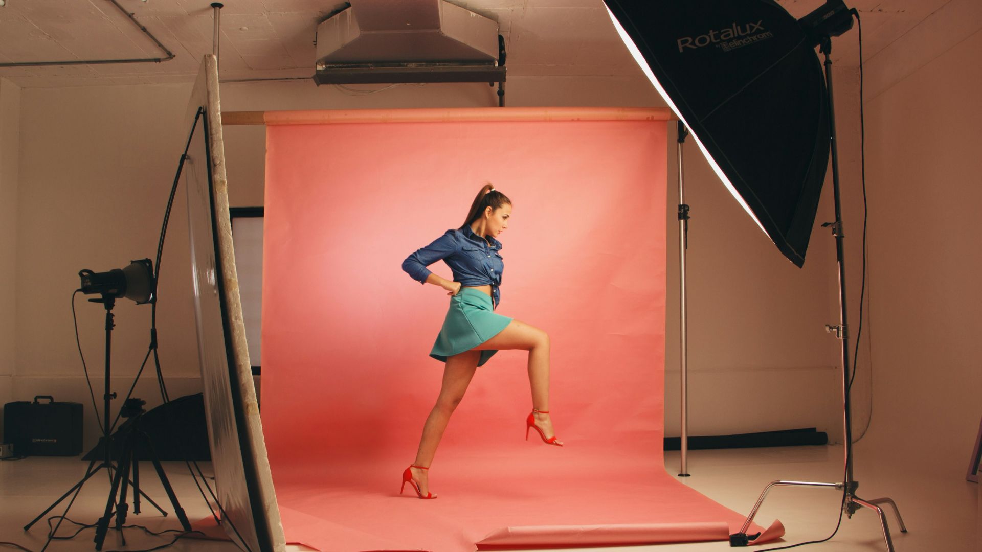 woman posing infront of softbox