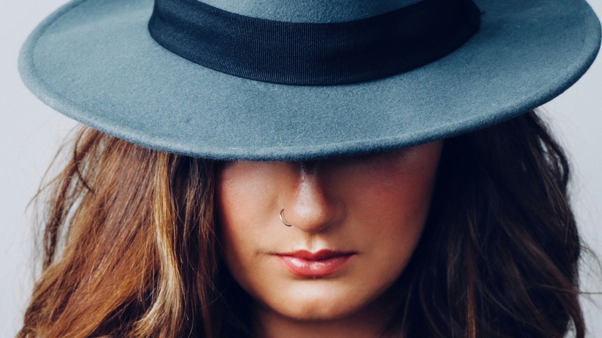 portrait photo oof woman wearing gray cowboy hat