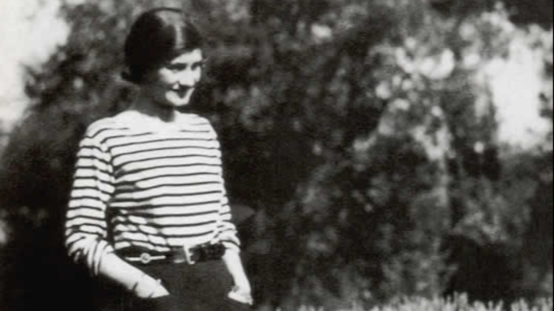File:Gabrielle Chanel en marinière.jpg