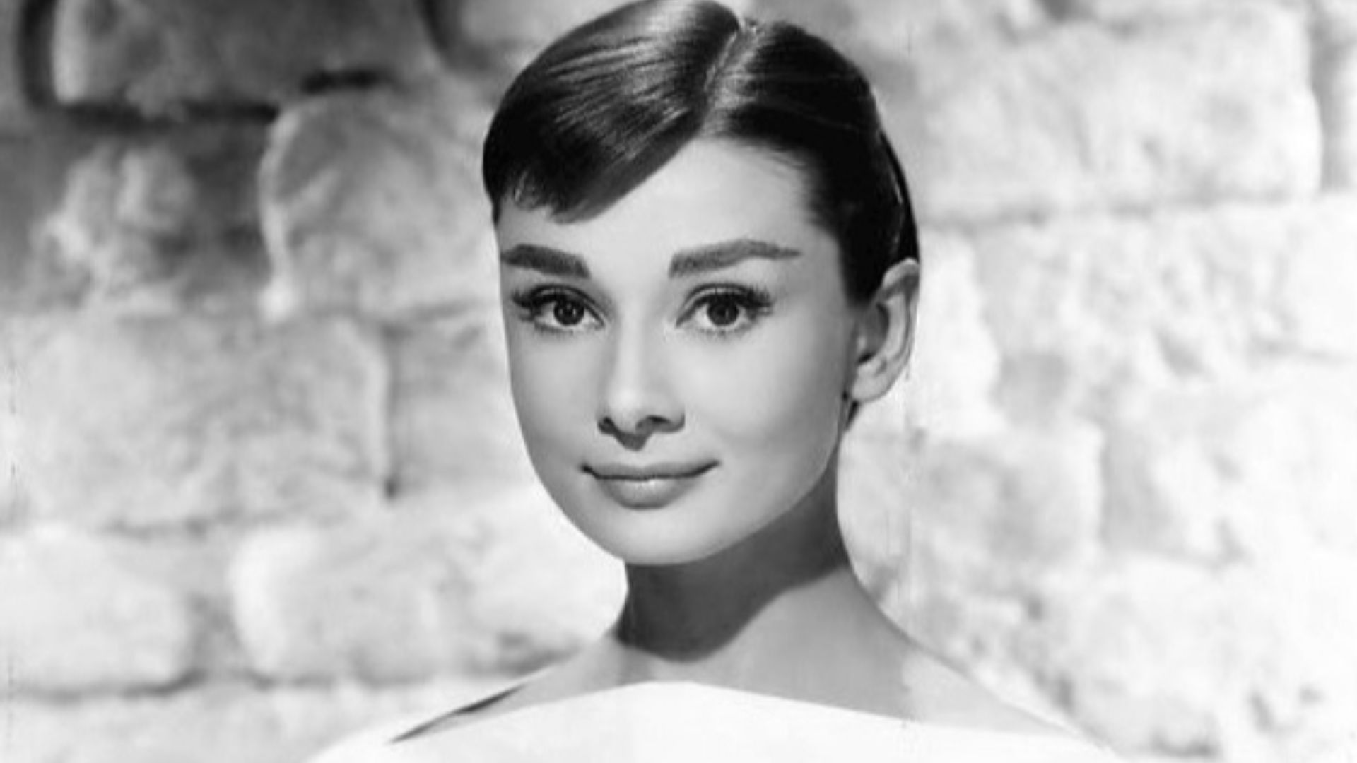 File:Audrey Hepburn 1956 (2).jpg