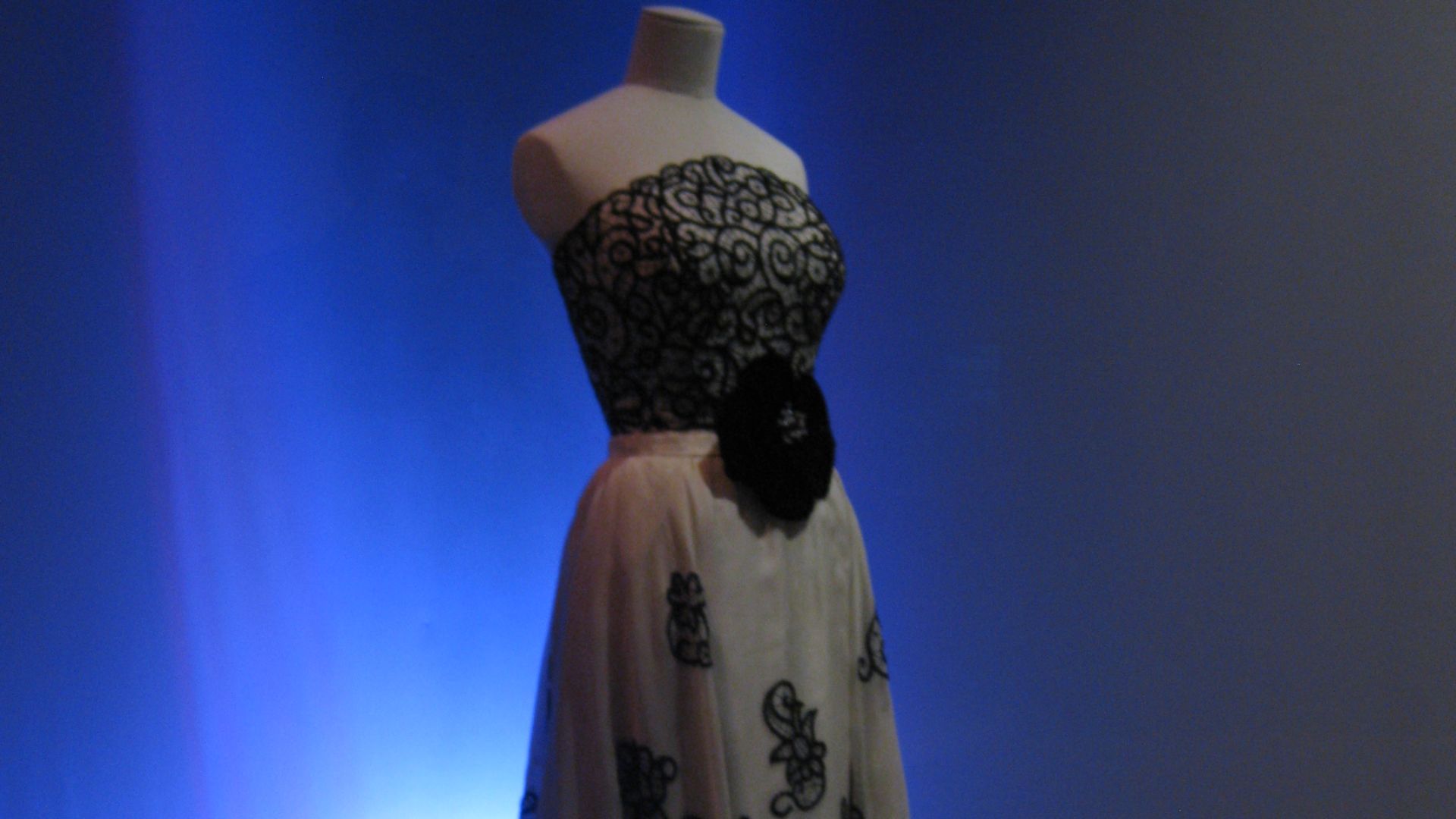File:Balenciaga Museoa exhibit 04.JPG