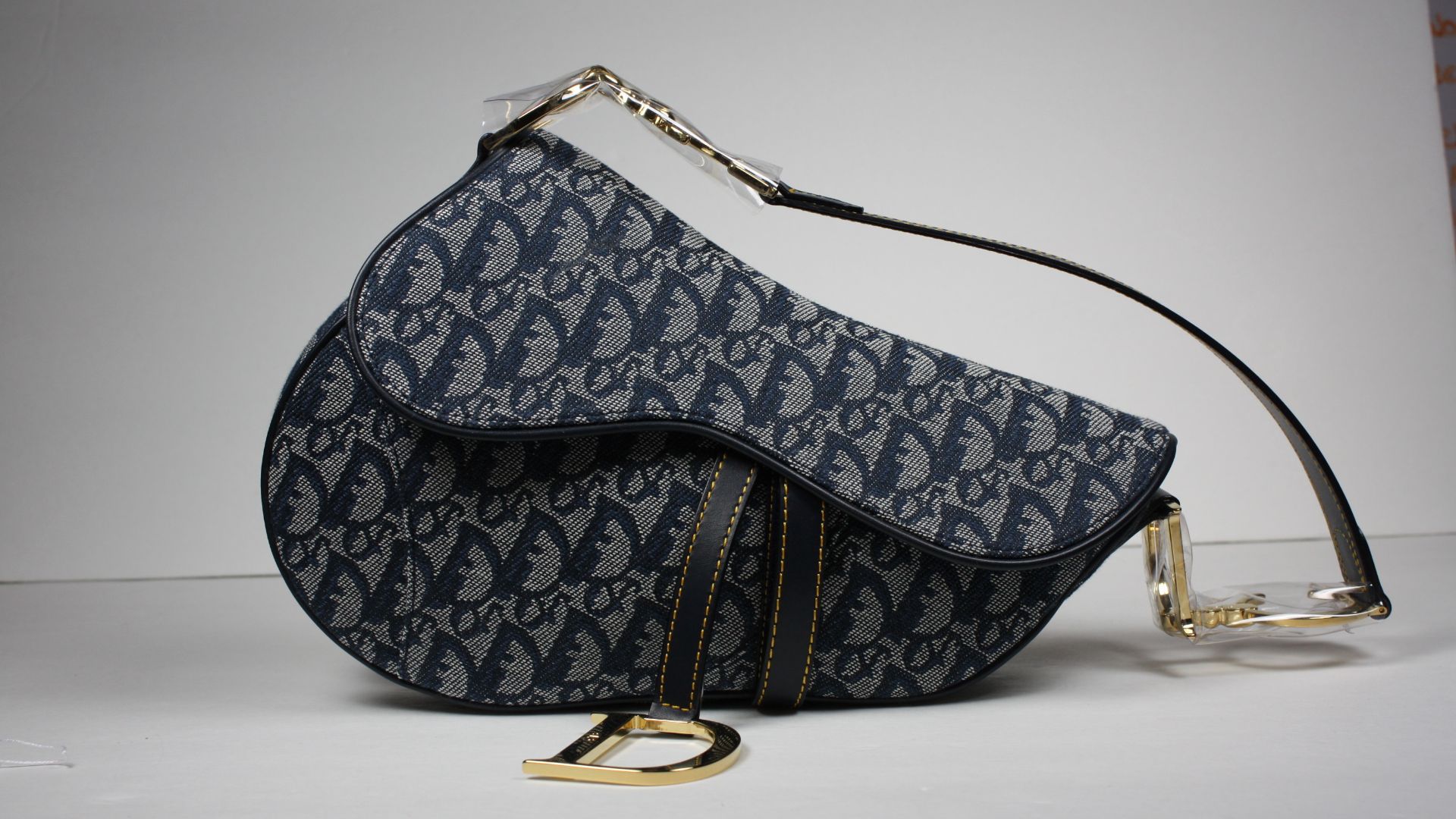 File:Dior-saddle-bag-blue-logo-1.jpg - Wikimedia Commons