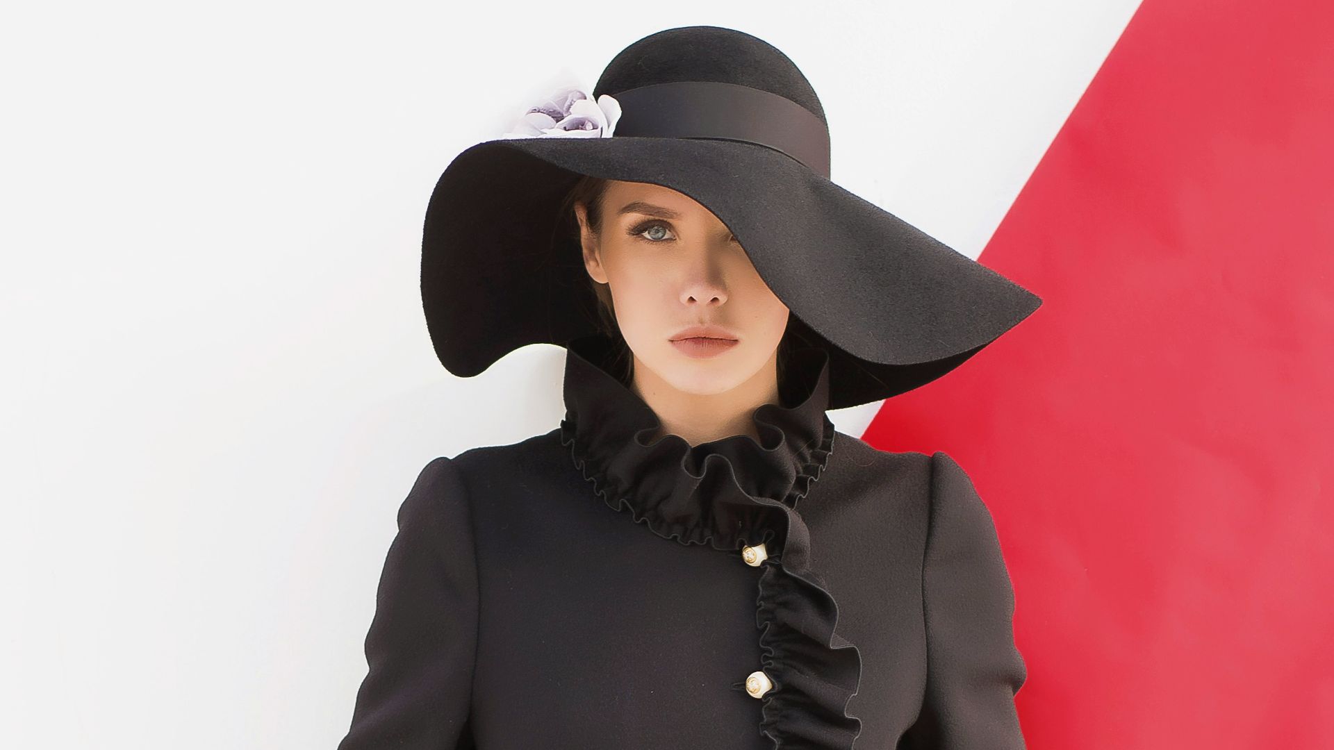 woman wearing black long-sleeved dress and black sunhat