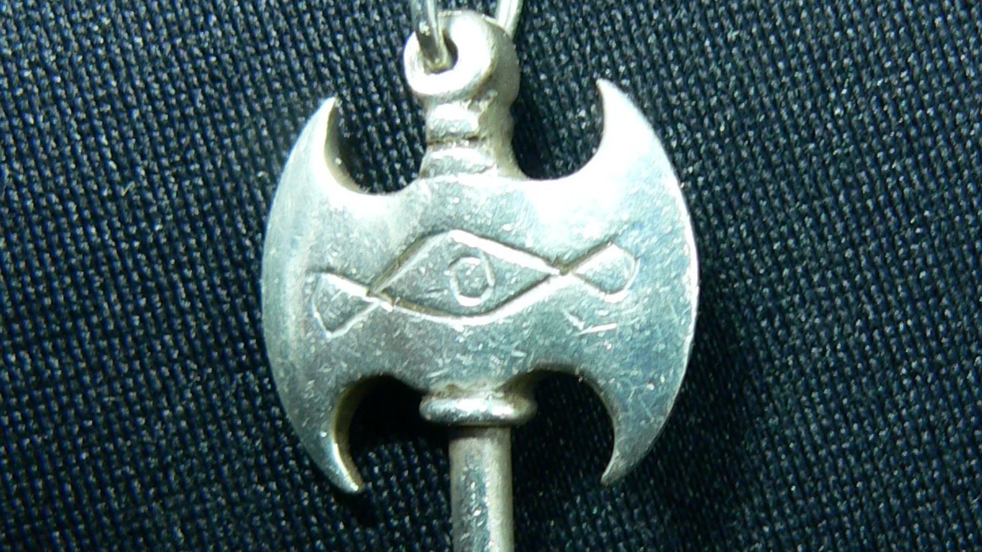 File:Labrys Kettenanhänger.jpg