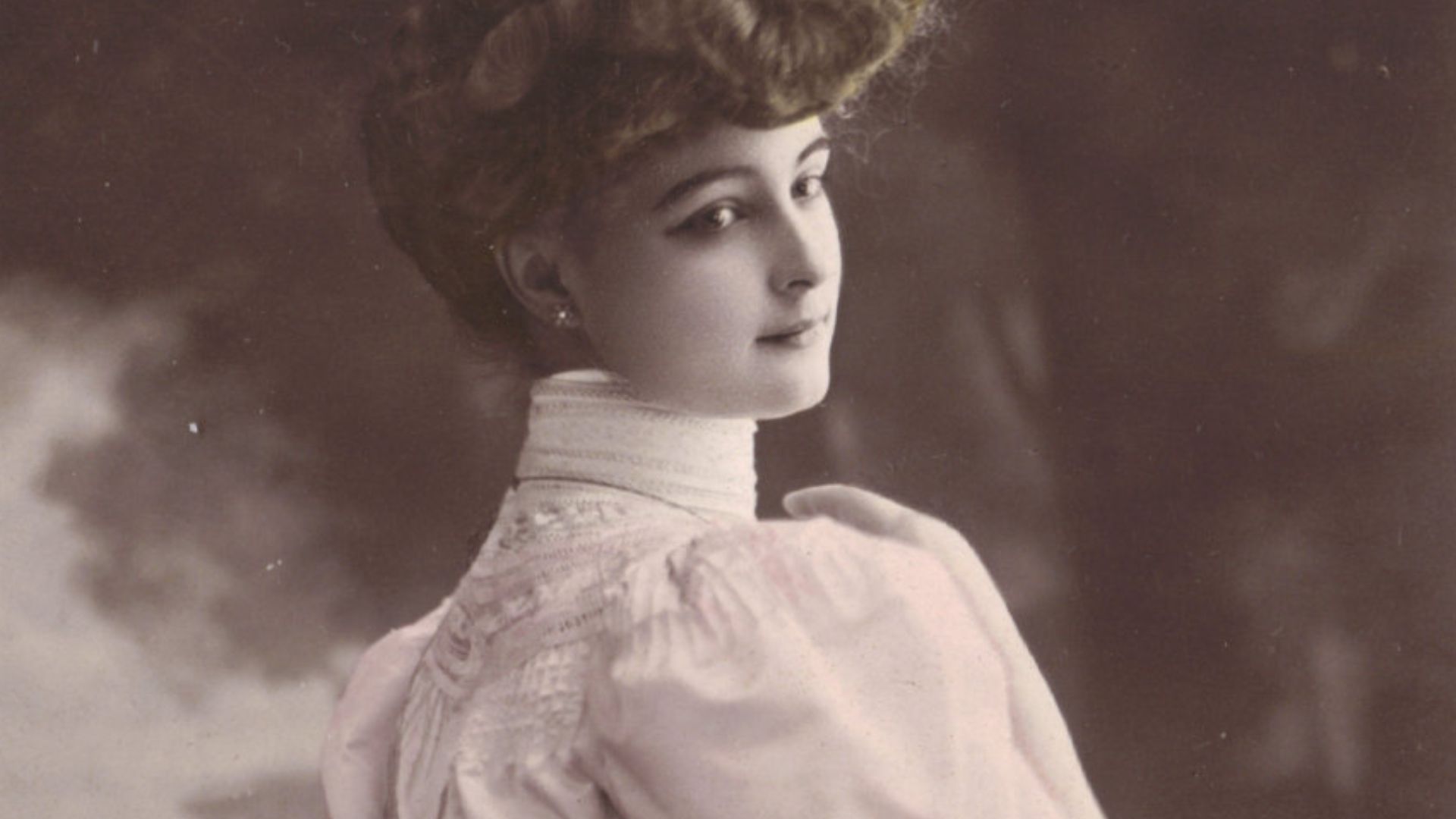 File:French Actress Mlle. Nostier, in Swan-Bill Corset and Mutton Chop Sleeves, circa 1905, verso.jpg