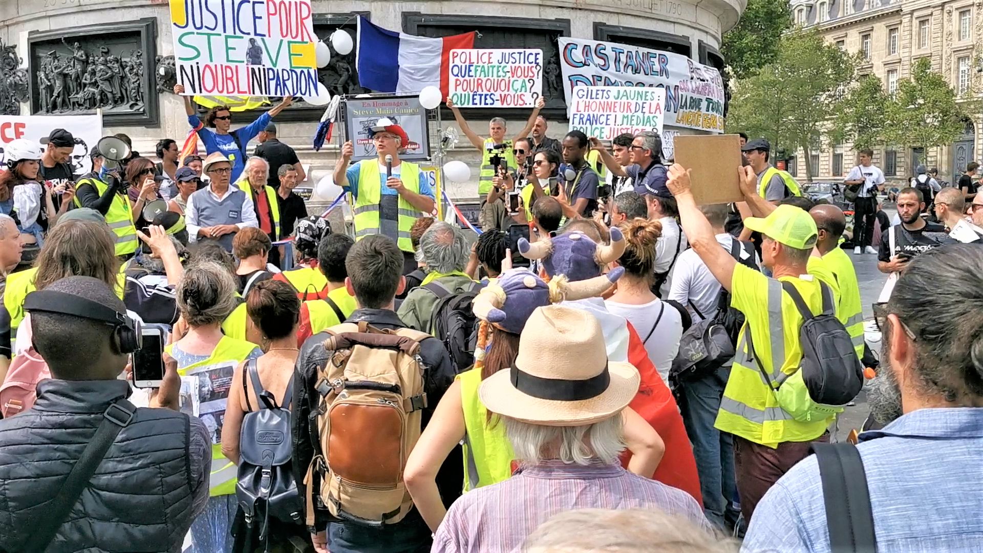 File:Yellow vests - Place de la République, 2019.08.03.png