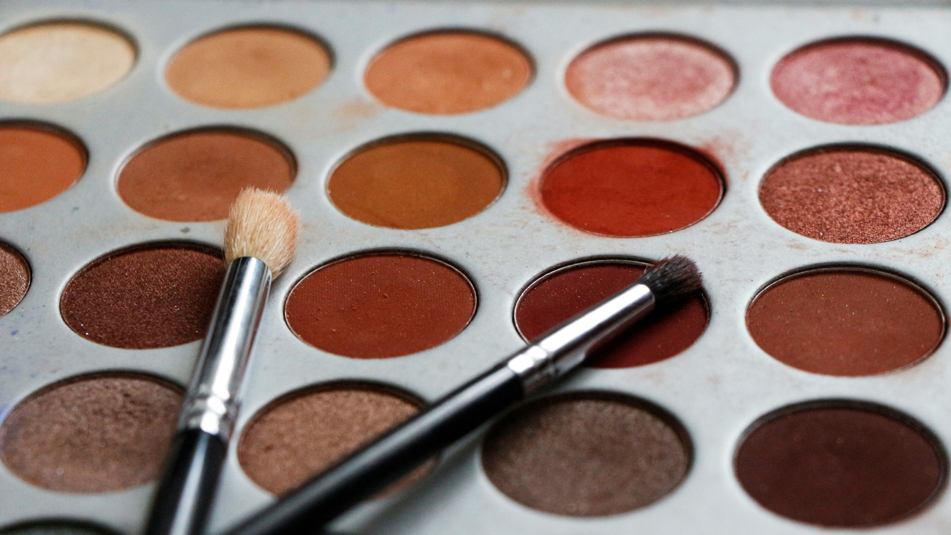 black and silver makeup brush