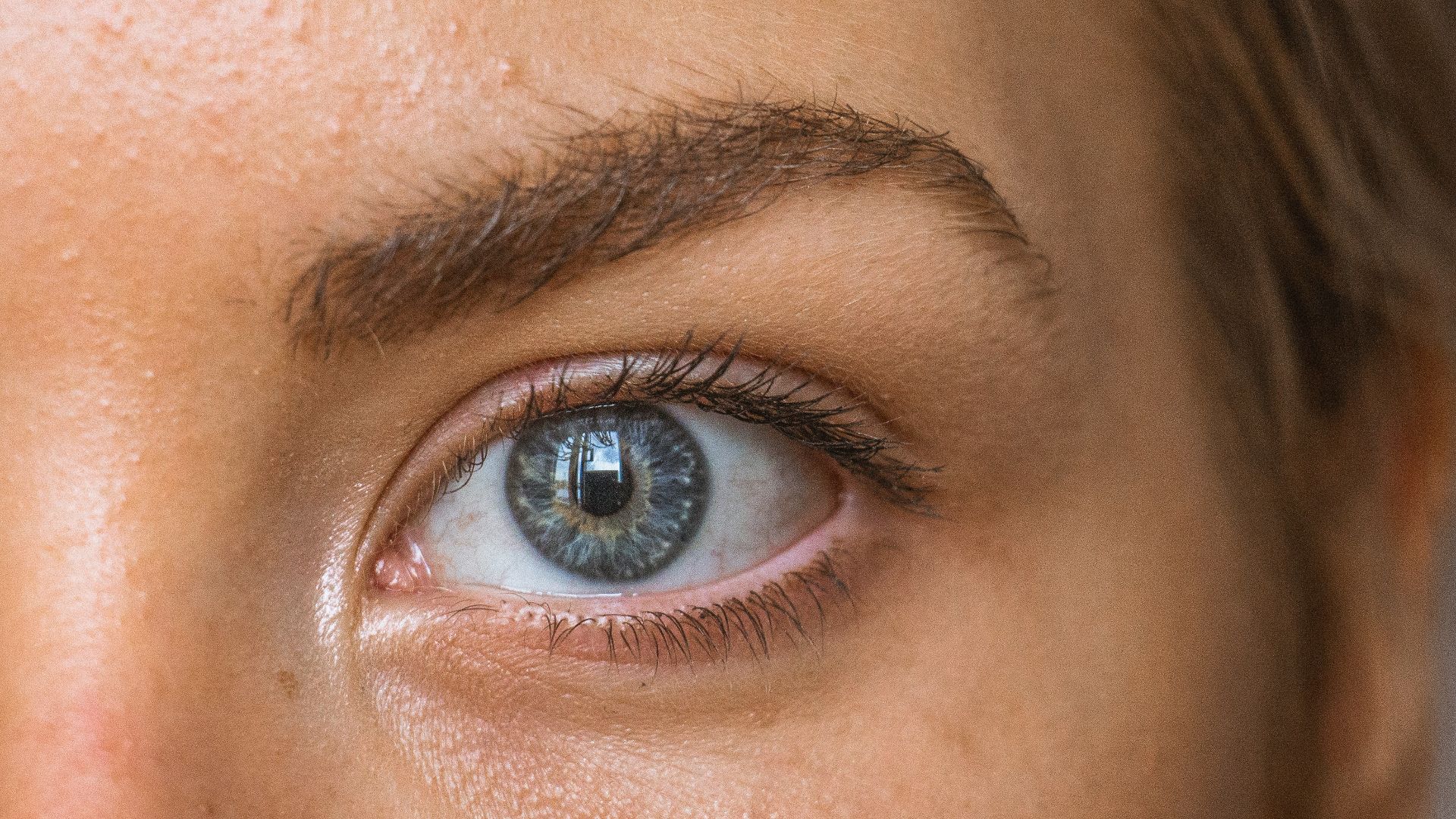 close-up photo of persons eye