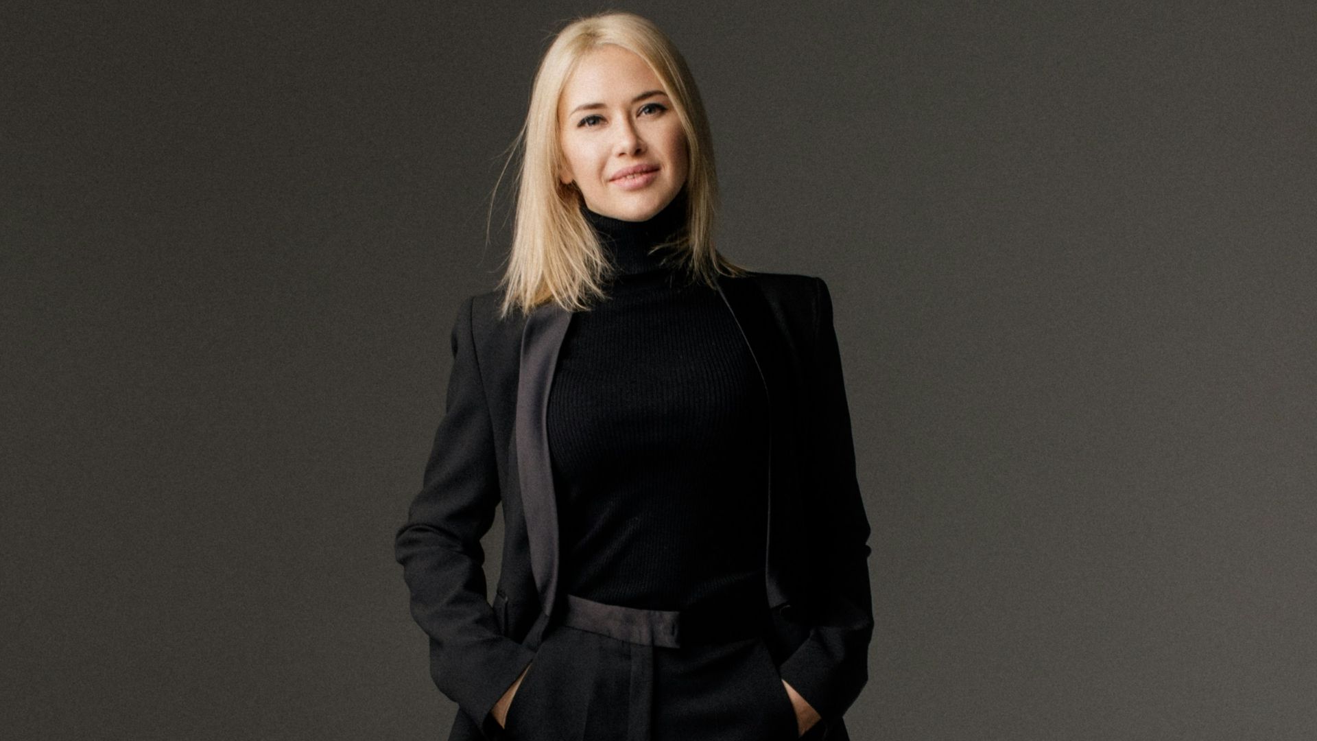 woman in black long sleeve shirt and black pants