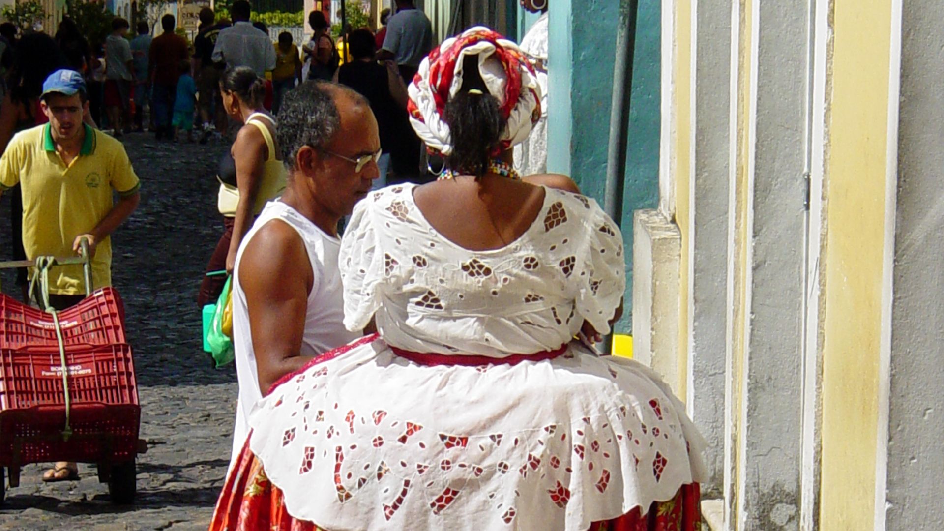 File:Woman in Hoop Skirt - Streets of Salvador - Brazil 01.jpg ...