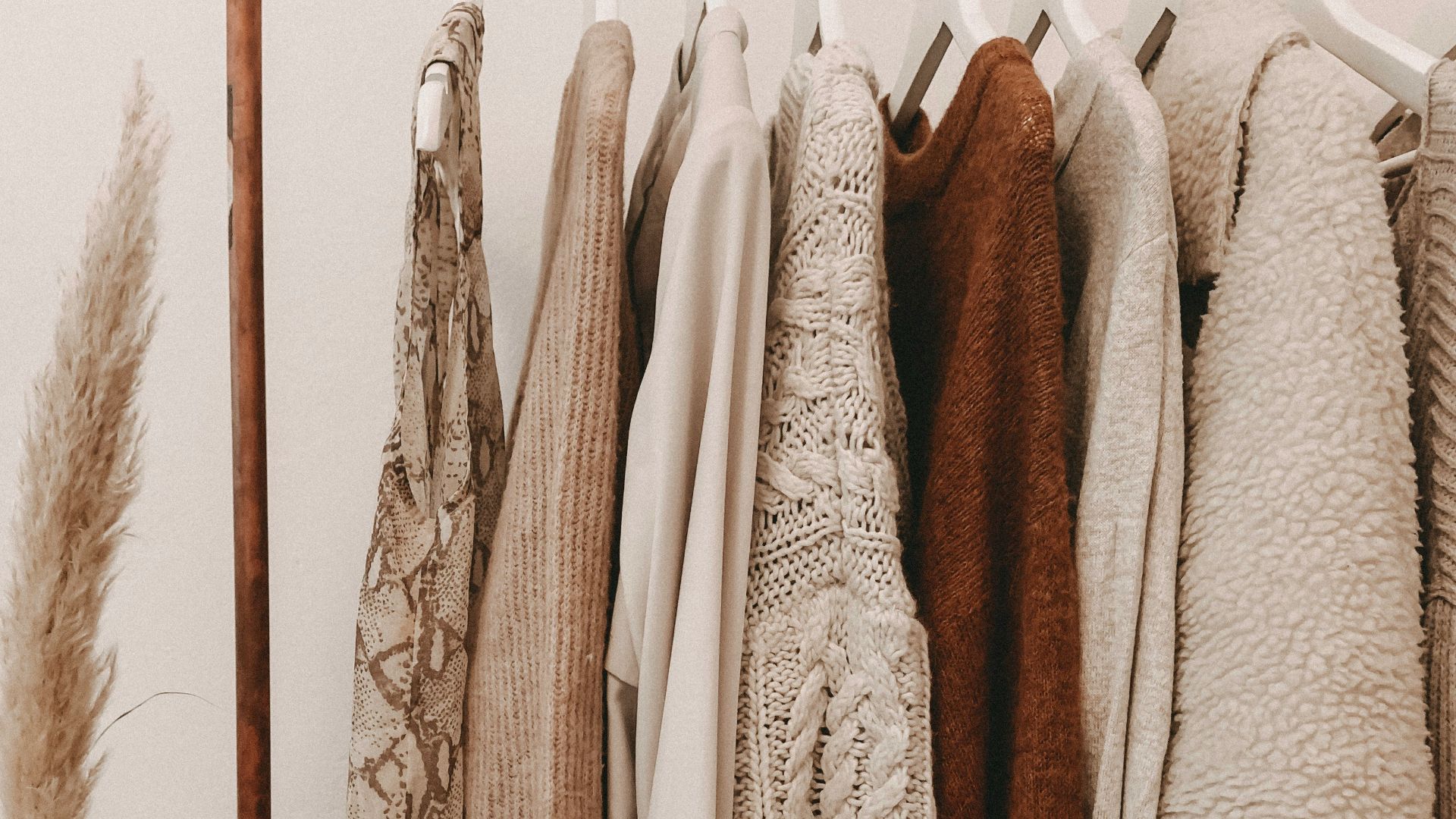 hanged top on brown and white clothes horse