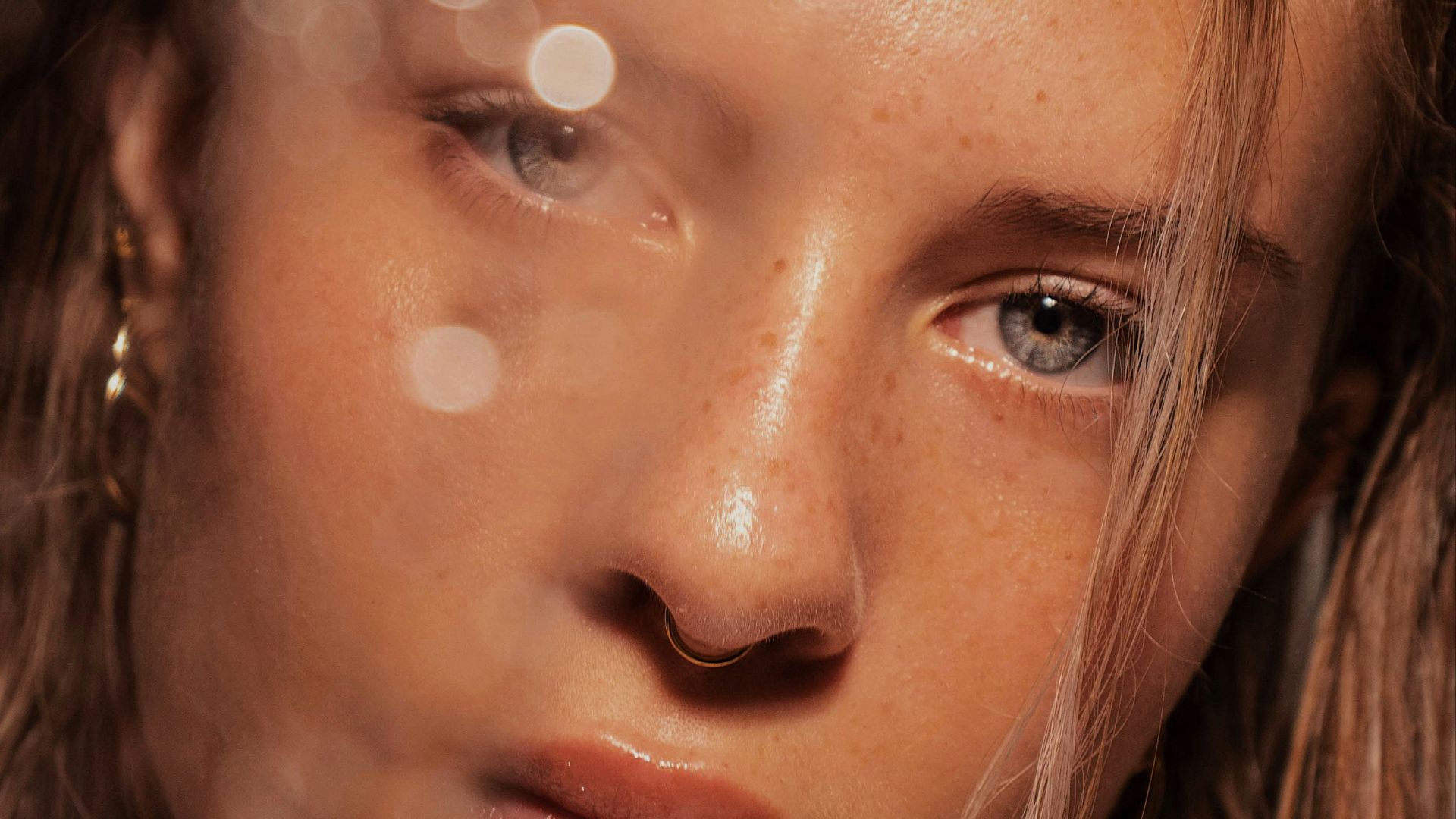 woman with brown hair and brown eyes