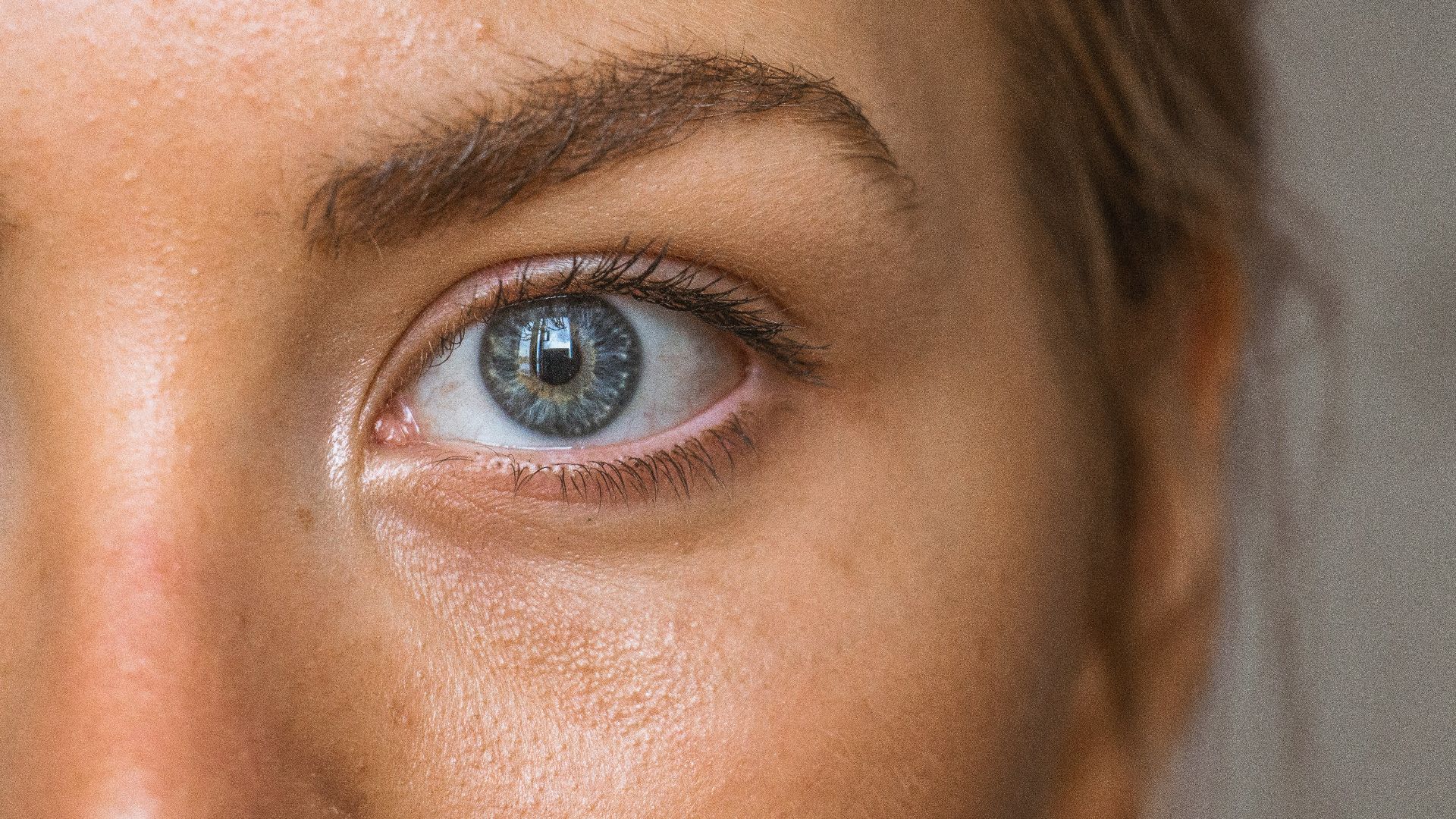 close-up photo of persons eye