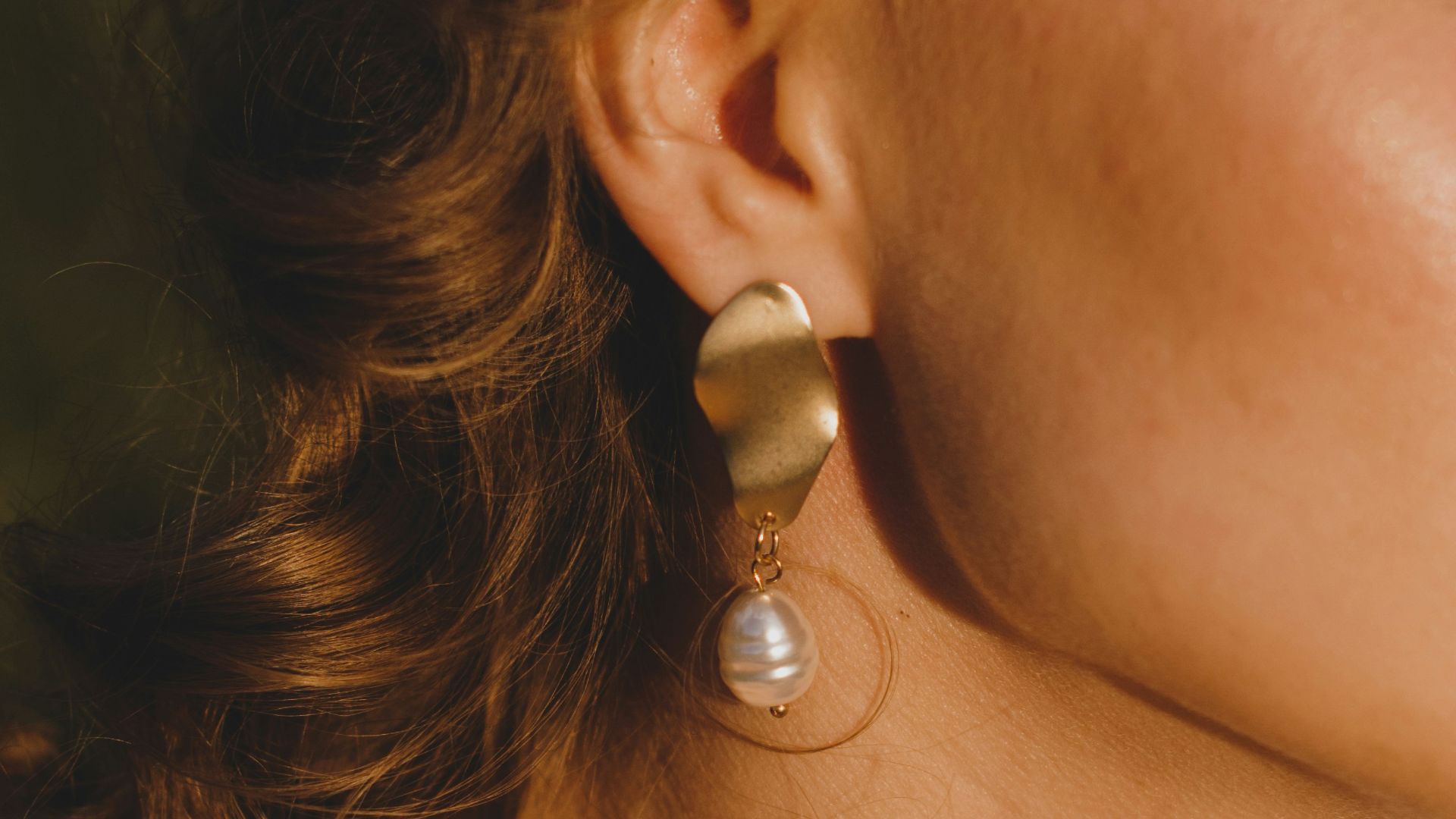 woman wearing silver and white pearl earring