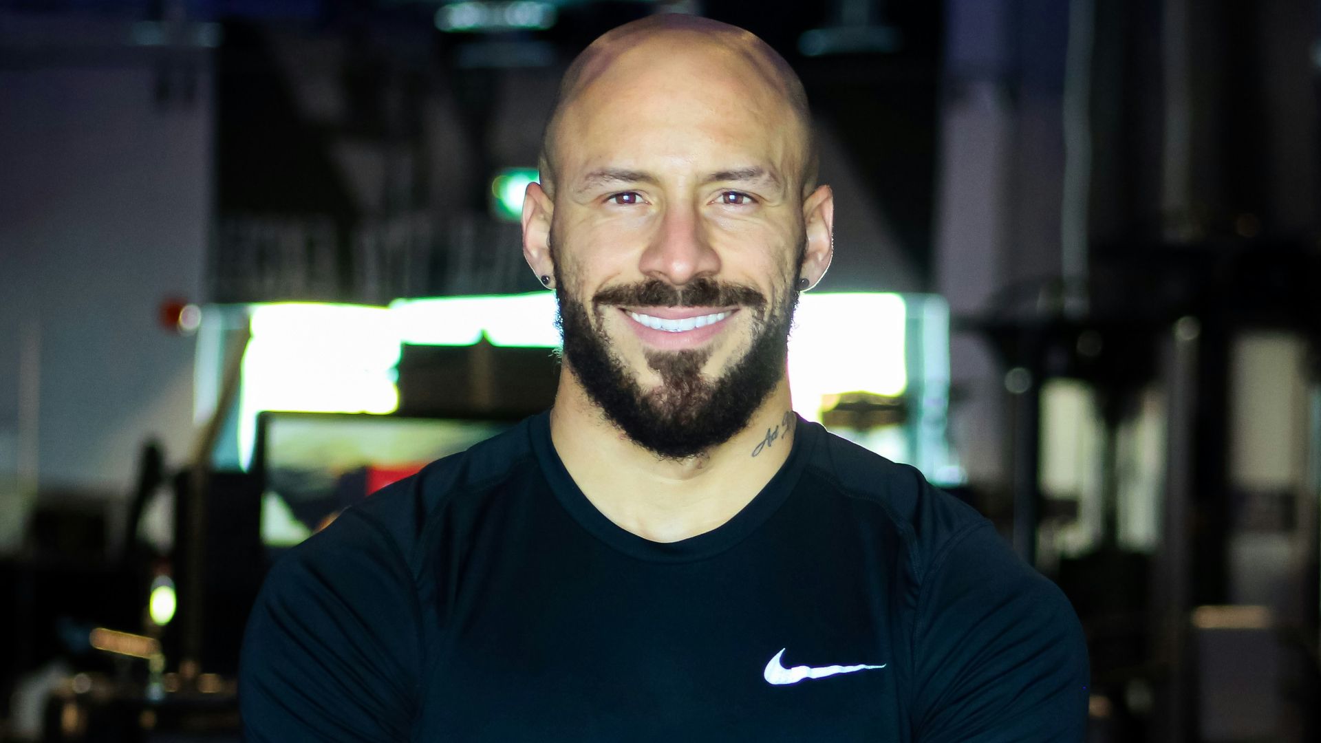 man in black crew neck t-shirt