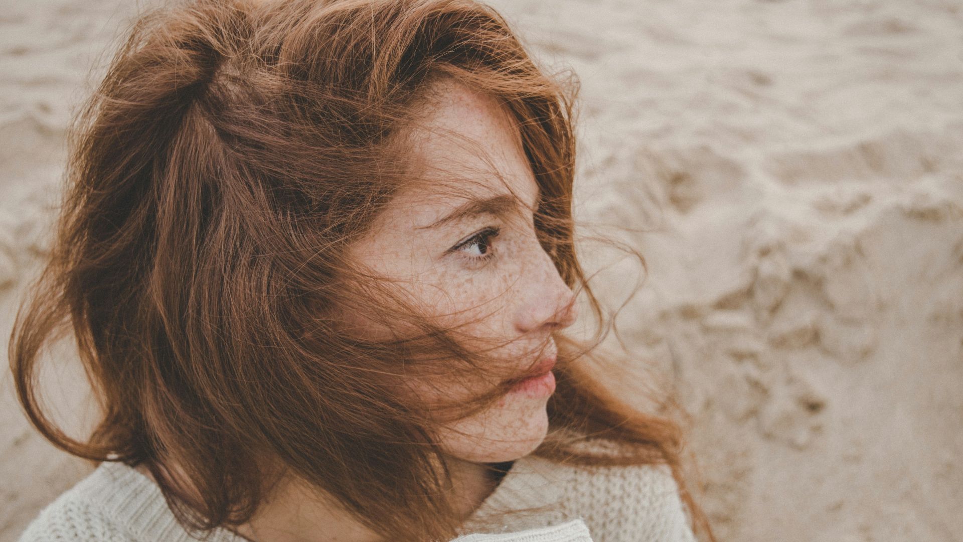 woman wearing white tops