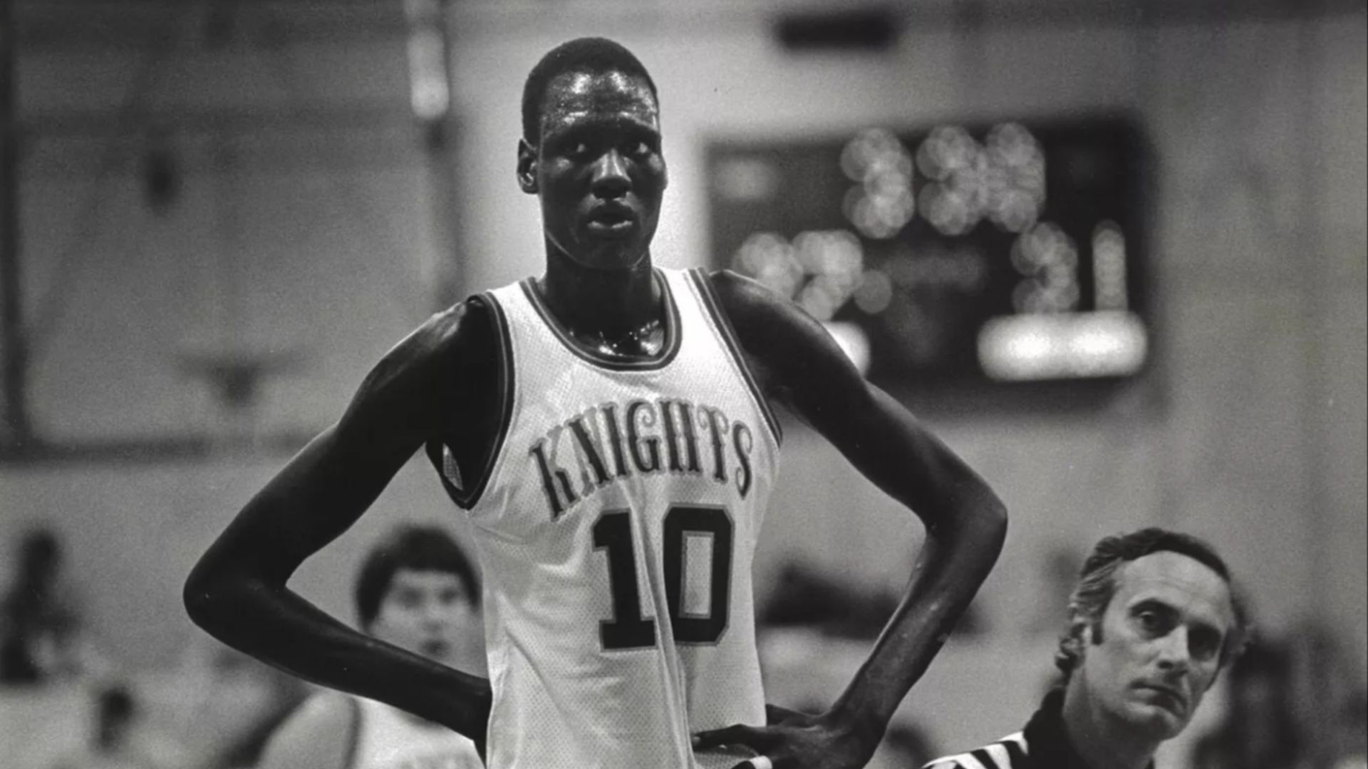 File:Manute Bol at Bridgeport Knights 1984.jpg
