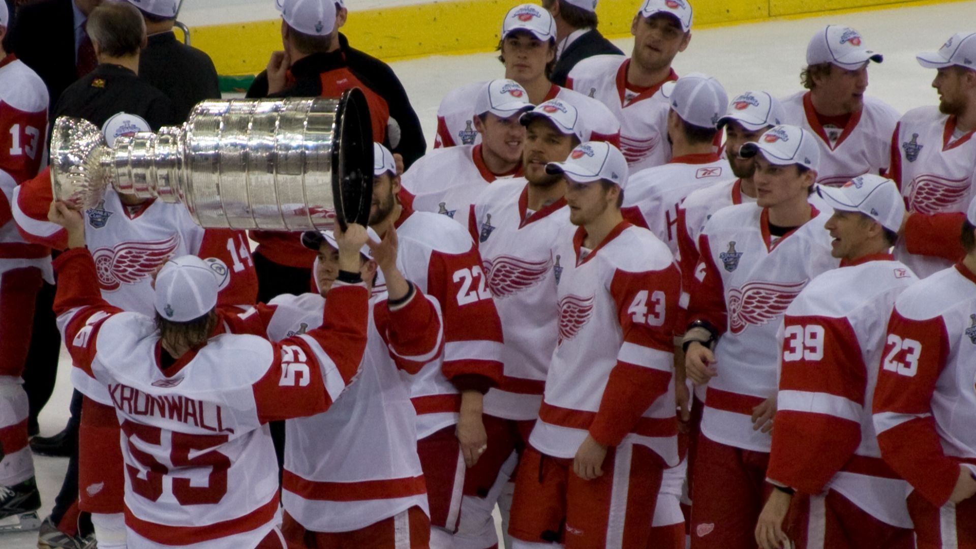 File:Niklas Kronwall with Stanley Cup.jpg