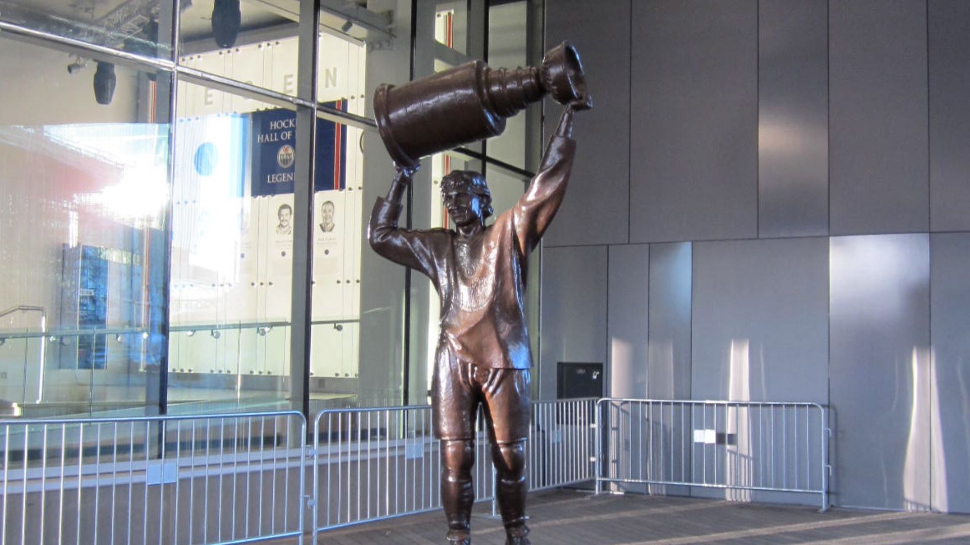 File:Wayne Gretzky statue 1.jpg