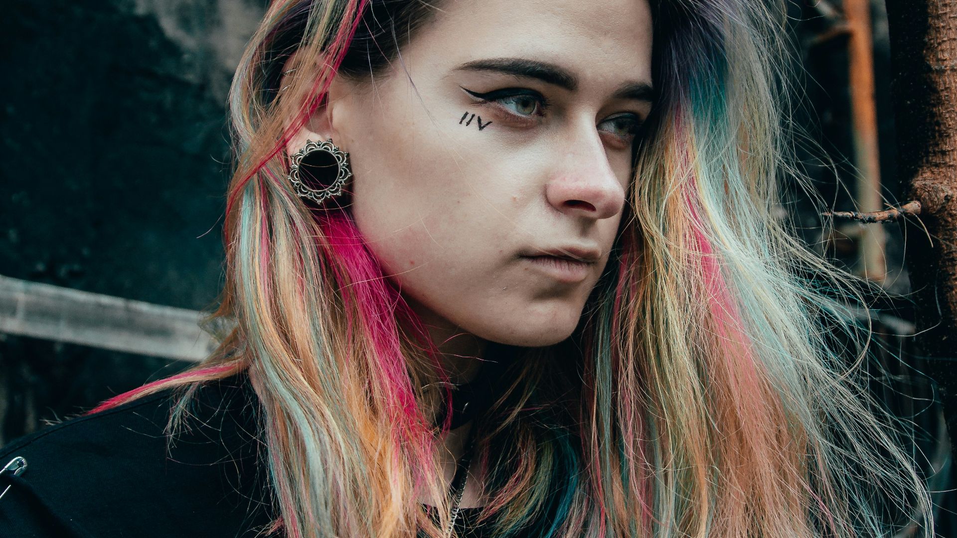 woman wearing black crew-neck T-shirt