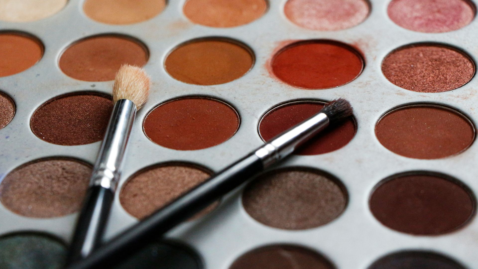 black and silver makeup brush