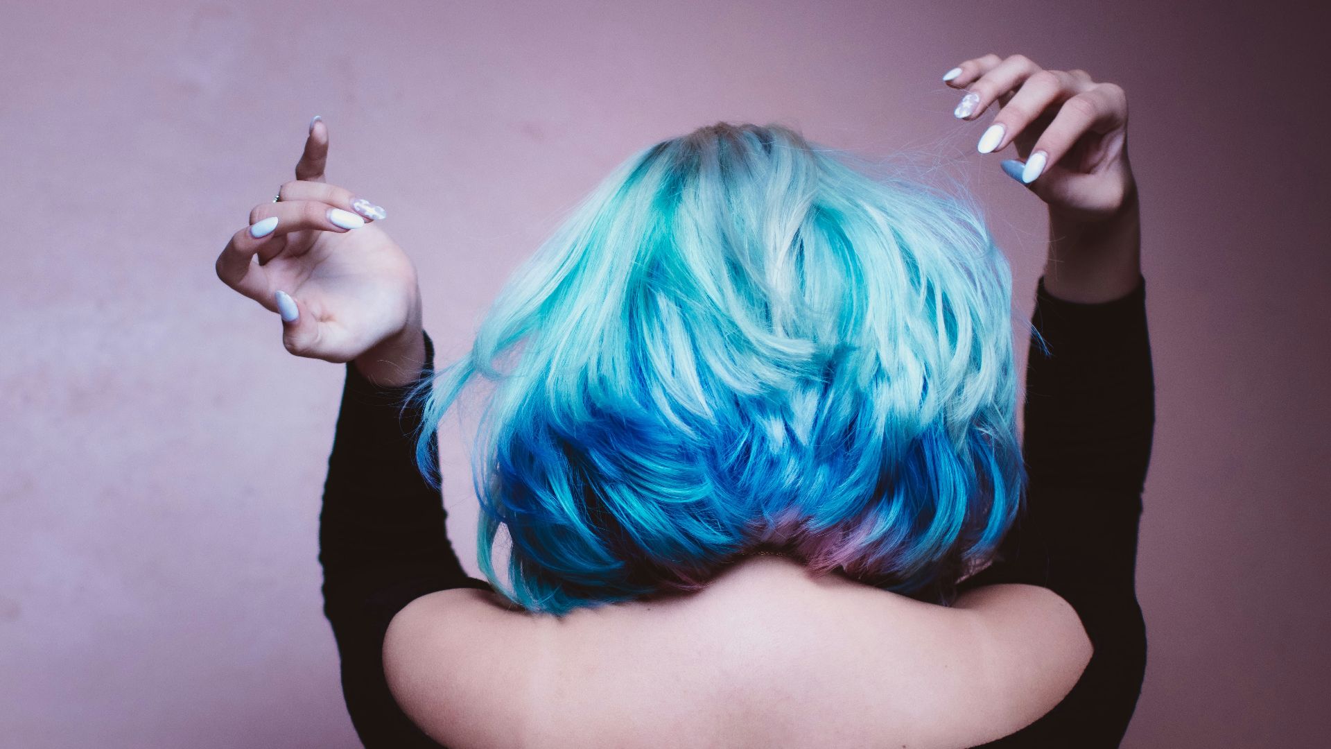 woman facing backward with blue hair