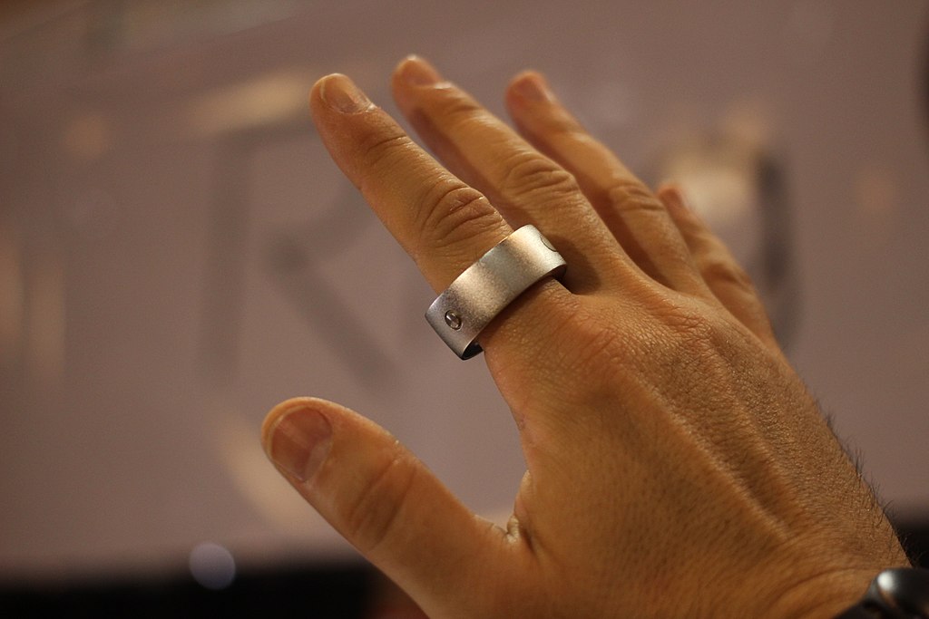 1024Px-Ring Gesture Control Device For Smart Devices (16676061480)