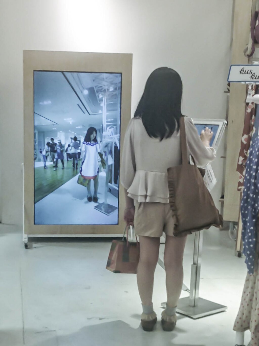 1024Px-Virtual Clothes Trying (9507550174)