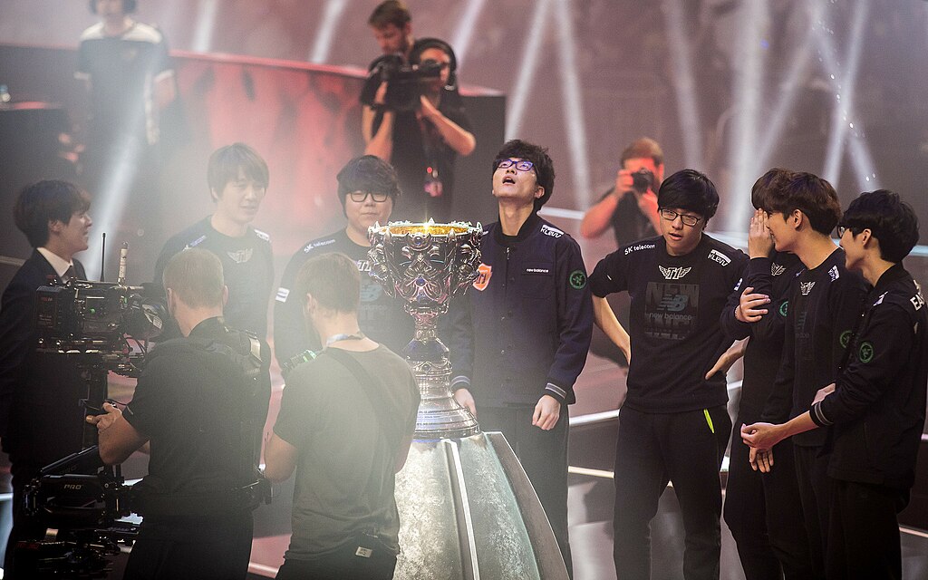 1024Px-Sk Telecom T1 Stand Around 2015 League Of Legends World Champtionship Trophy