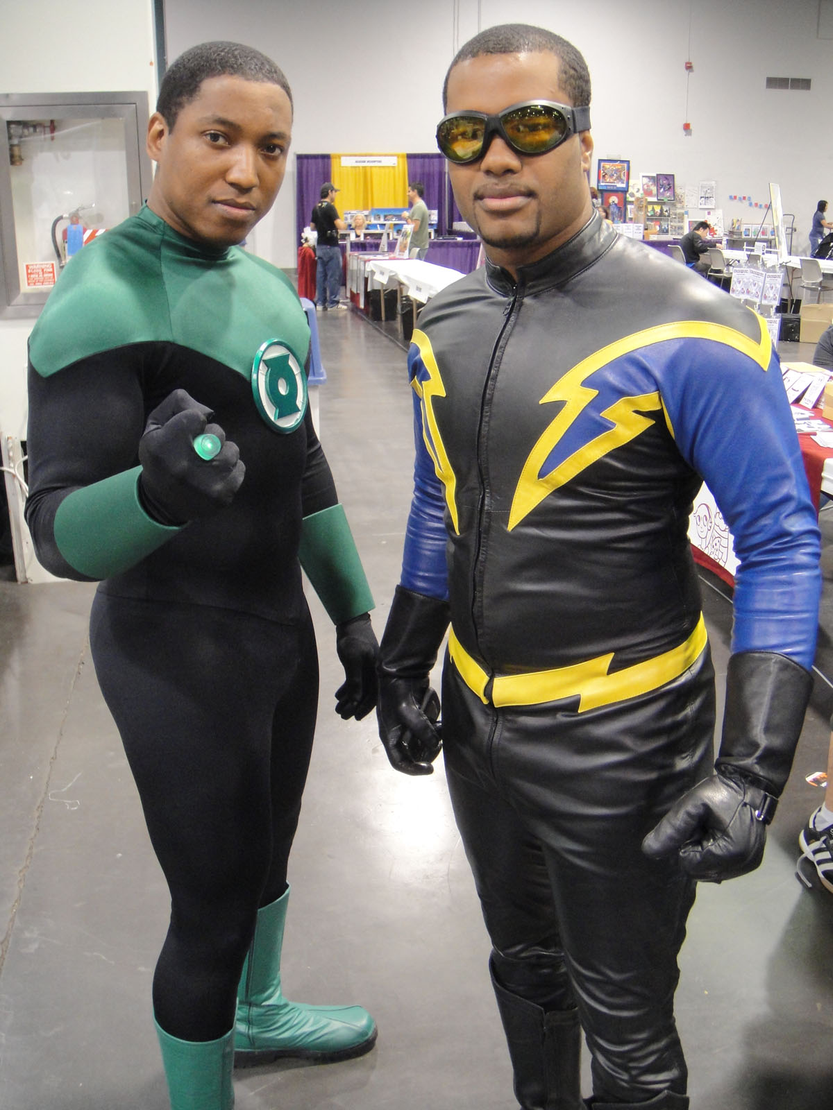 File:Wizard World Anaheim 2011 - Green Lantern and Black Lightning (5674469991).jpg
