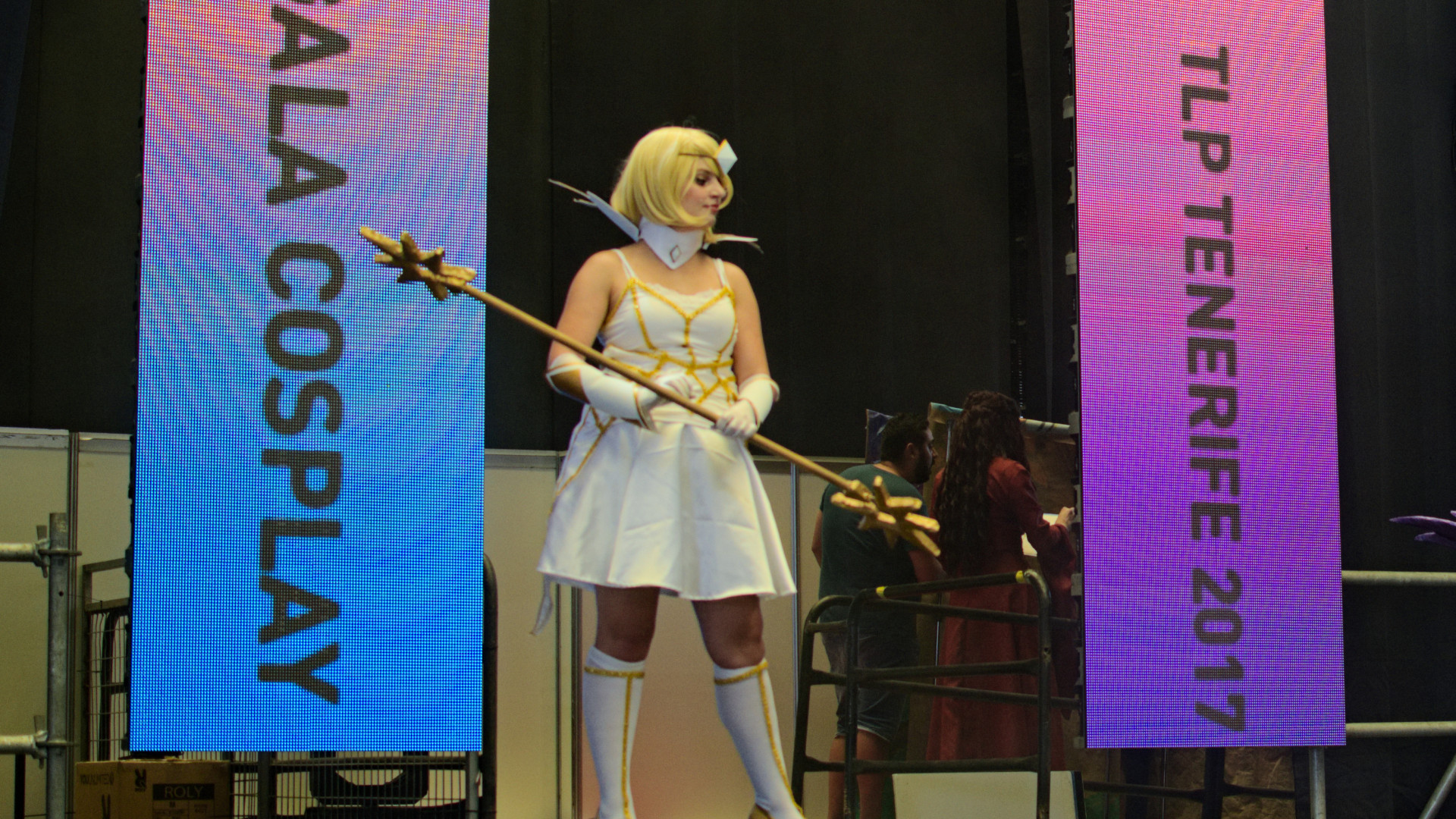 File:League of Legends Cosplay by Elementalist Lux 05.jpg