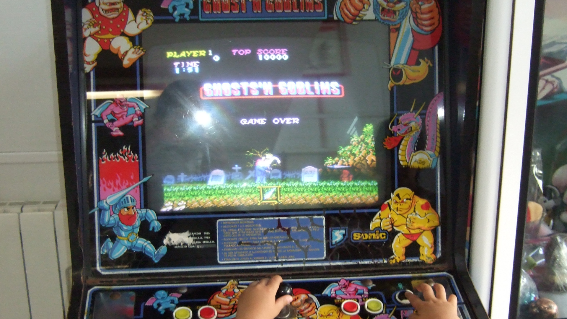 File:Niño jugando al ghosts'n goblins.JPG