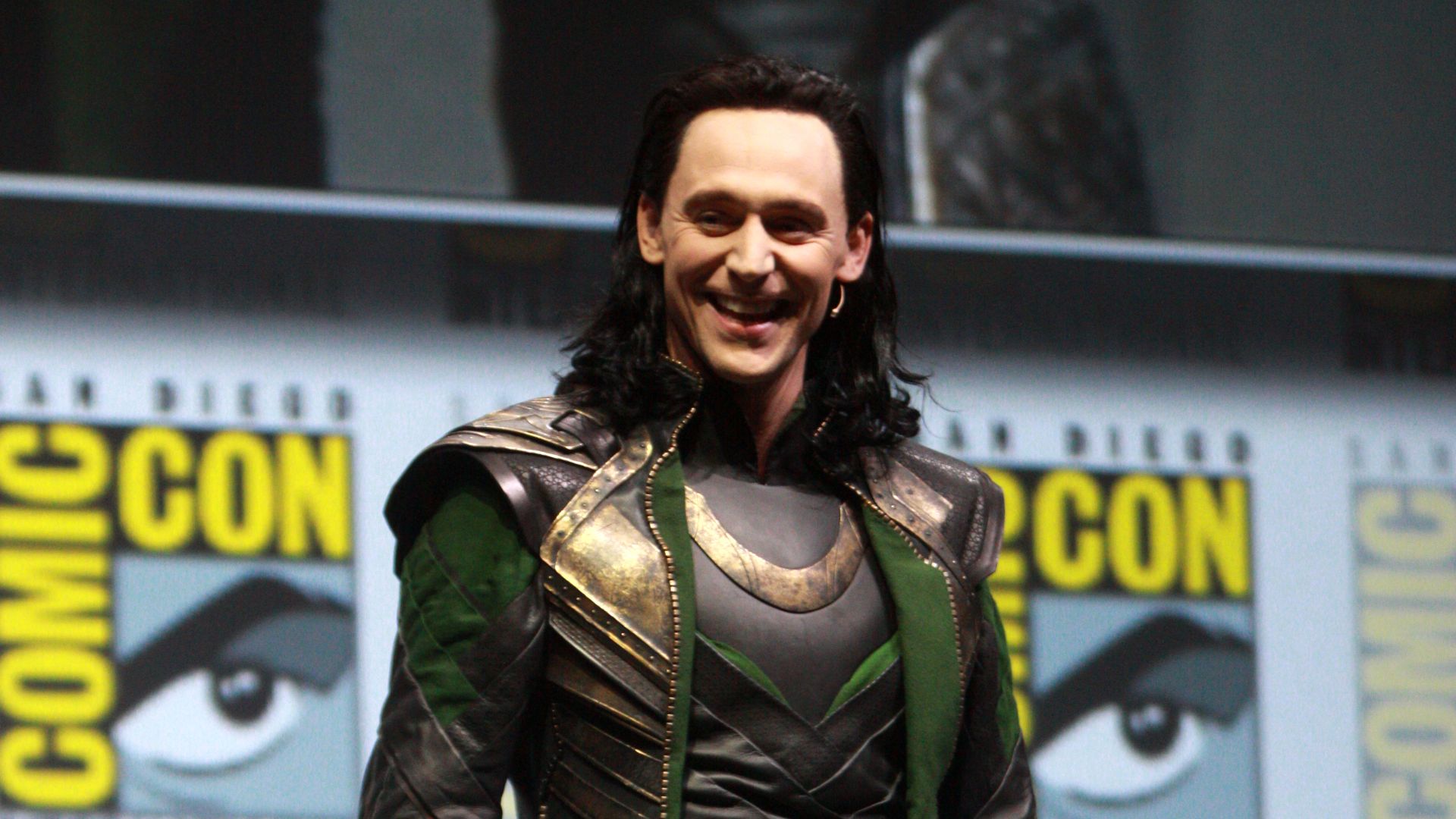 File:Tom Hiddleston by Gage Skidmore.jpg