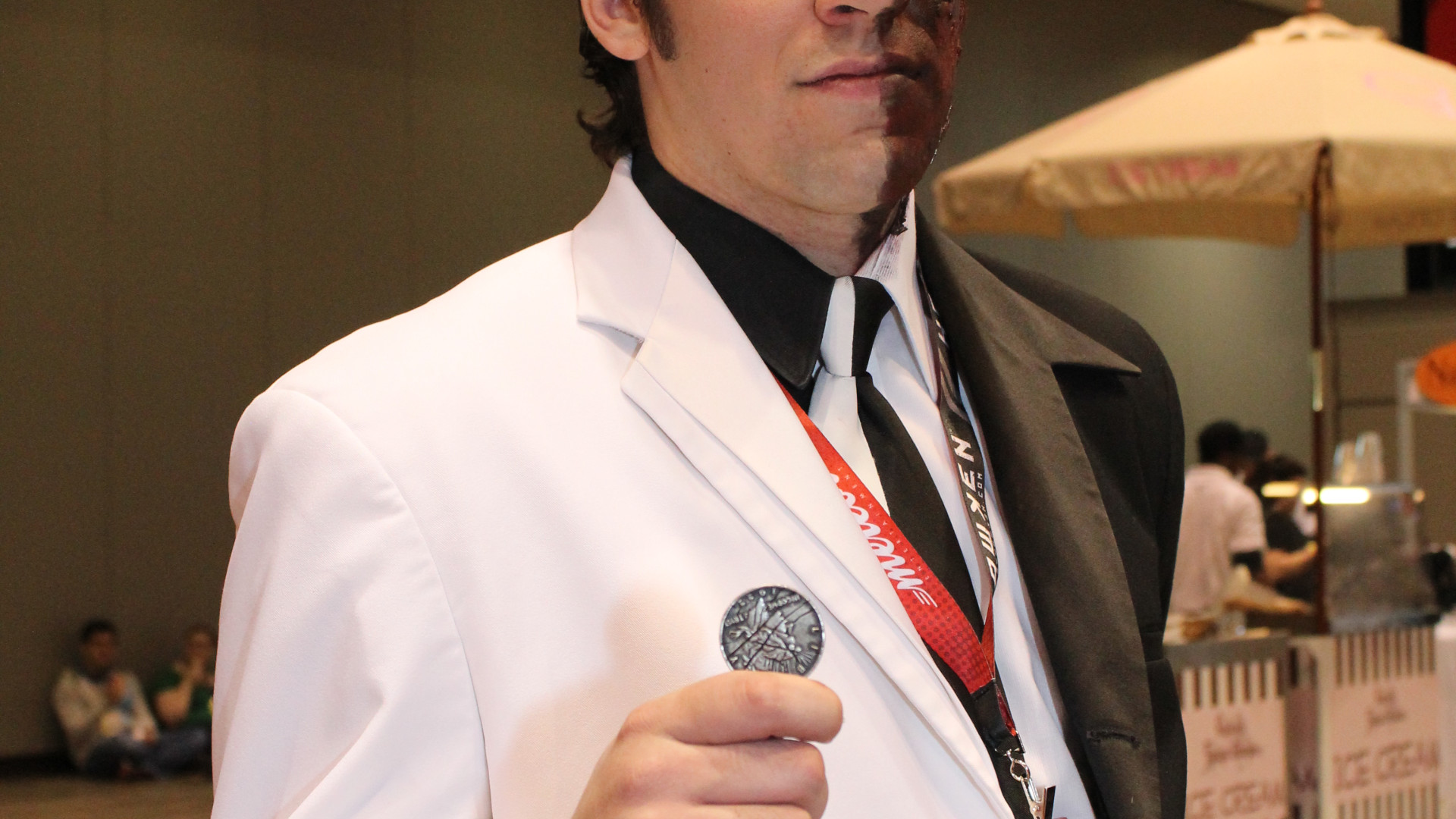 File:C2E2 2013 - Two Face (8683586201).jpg