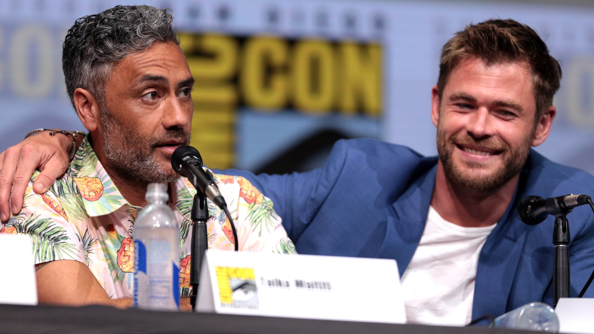 File:Taika Waititi & Chris Hemsworth (35409384444).jpg