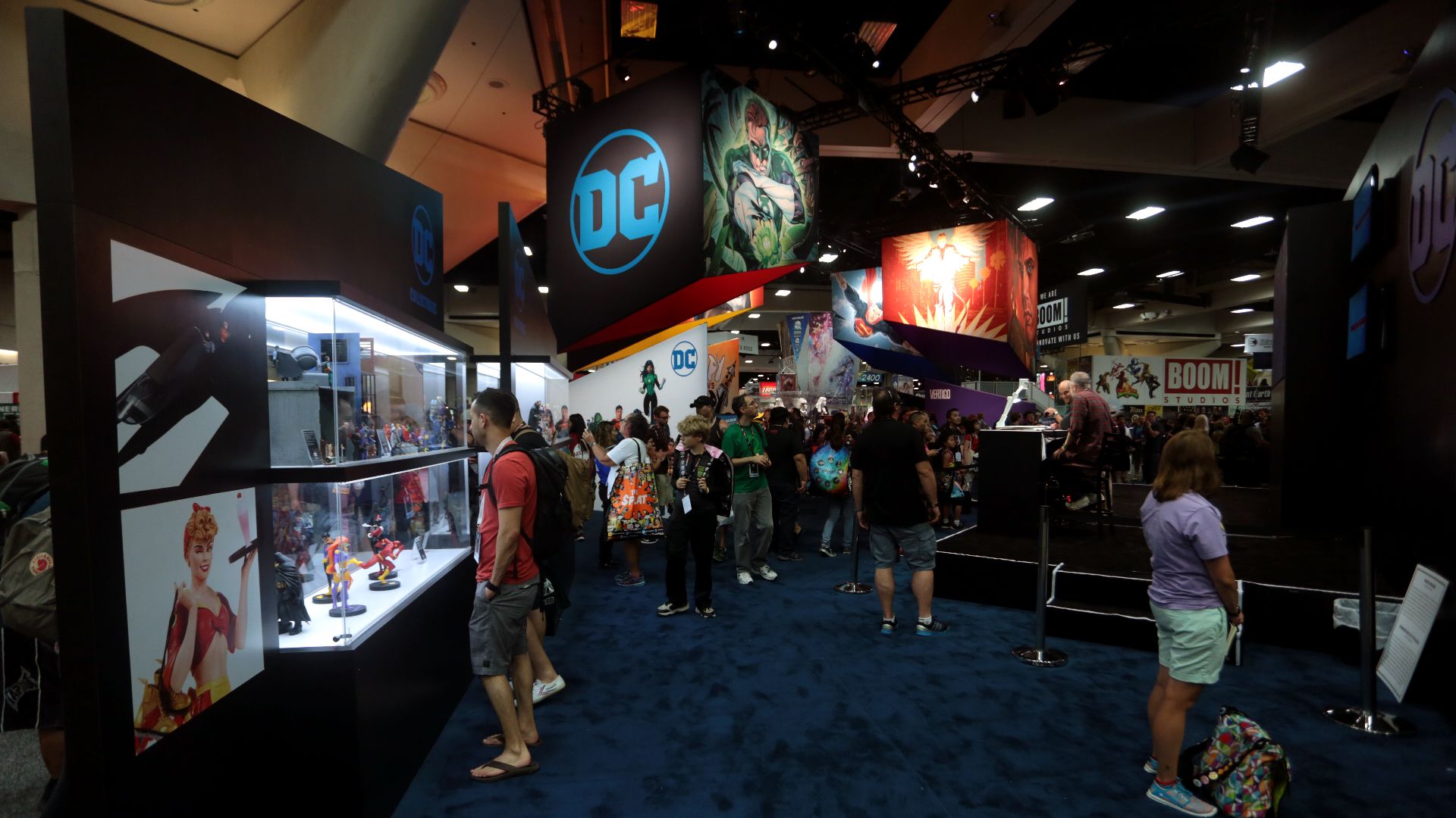 File:DC Comics booth (28434082566).jpg