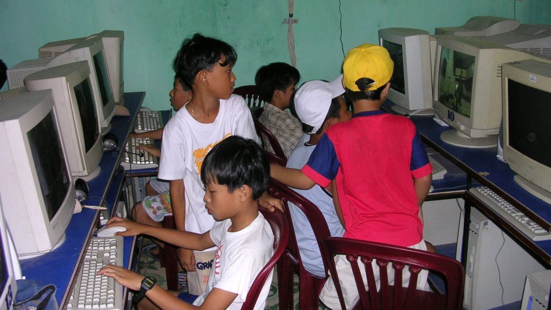 File:Kids using computers.jpg
