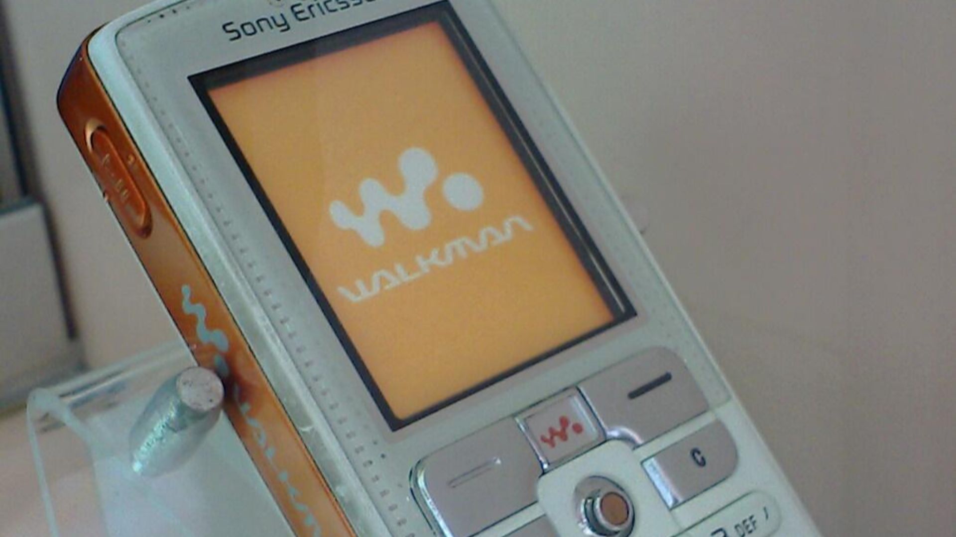 File:Sony Ericsson W800i.jpg