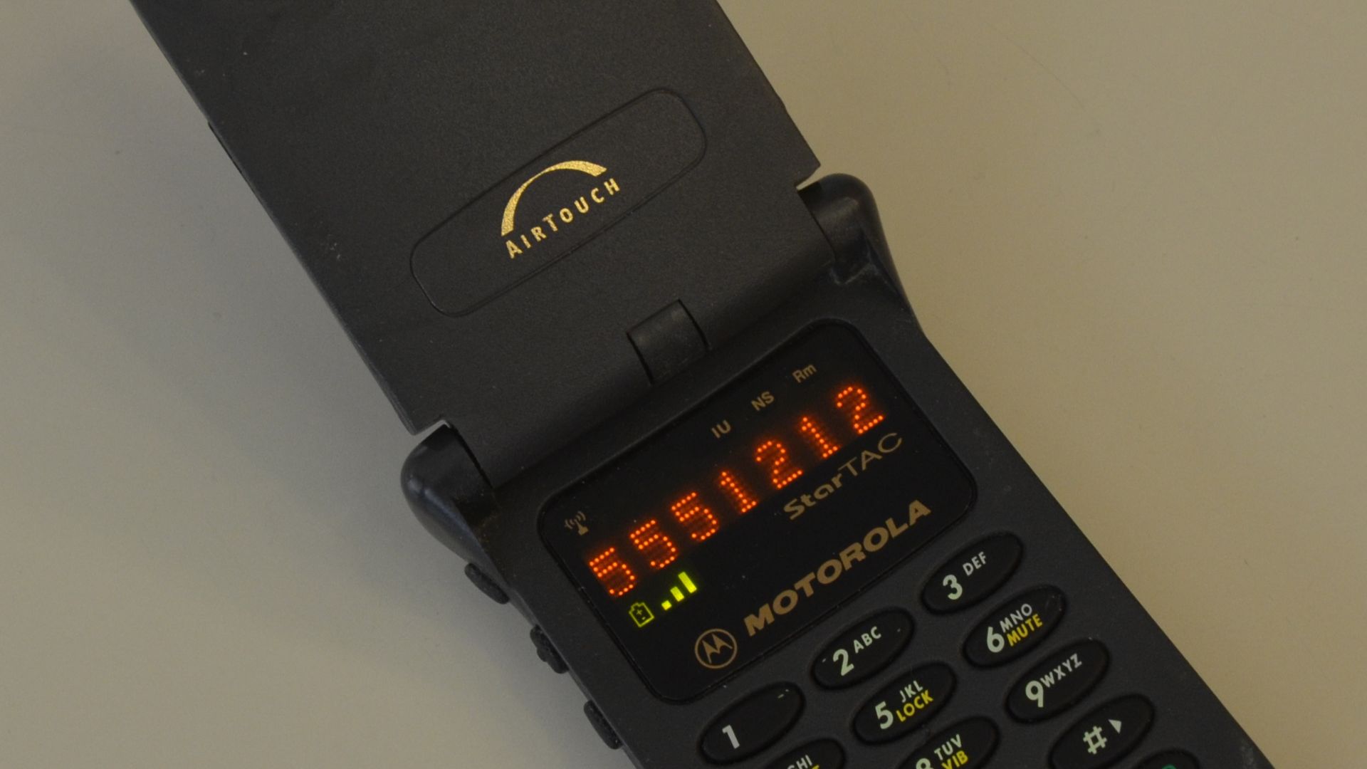 File:First Generation Motorola StarTAC cellular phone.jpg