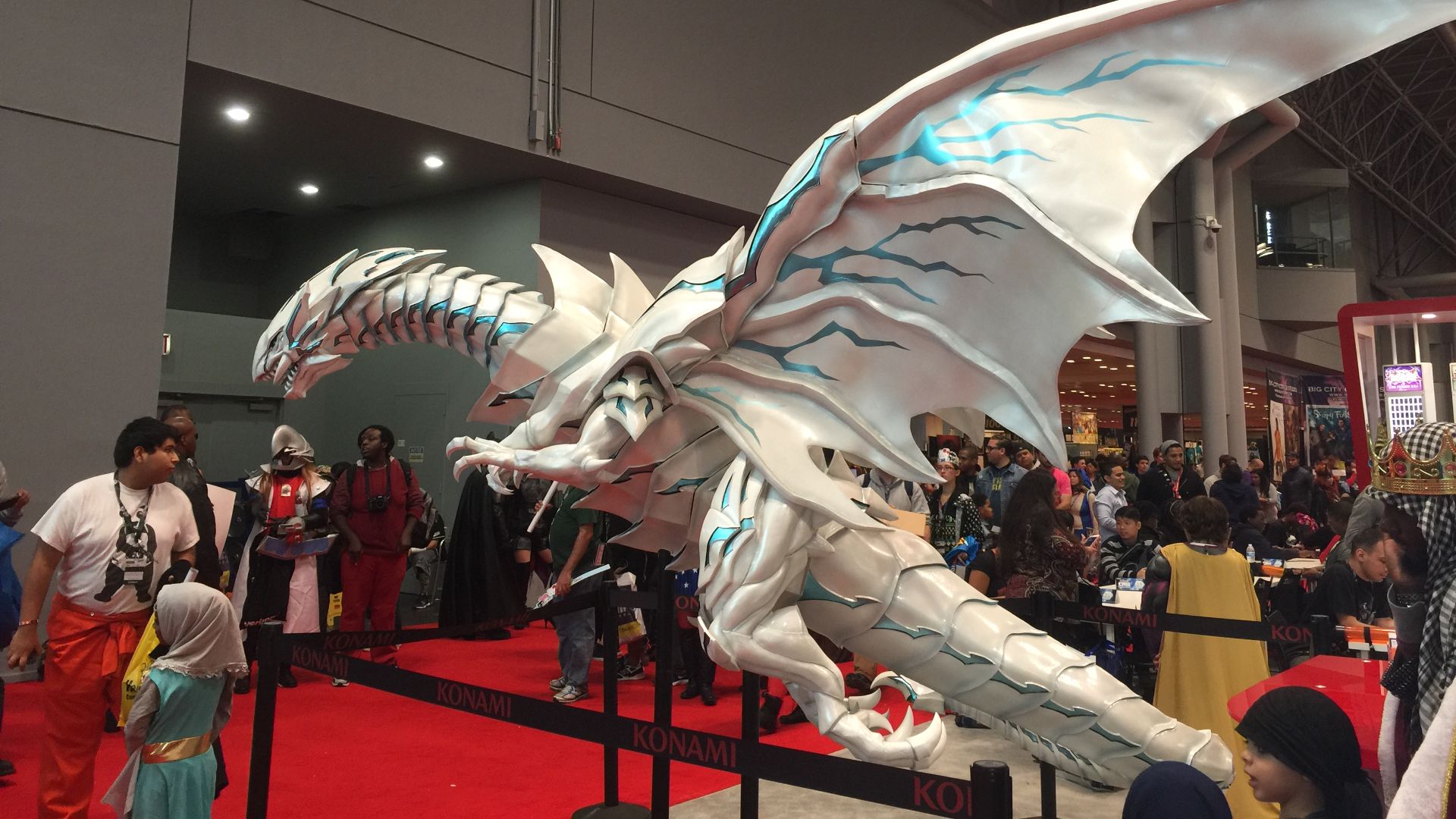 File:Blue eyes white dragon at NYCC 2016.jpg