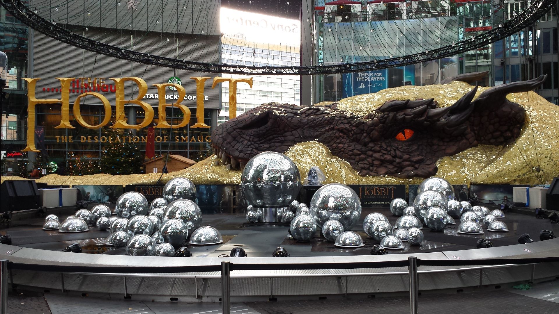 File:Smaug - Europapremiere Dezember 2014.jpg